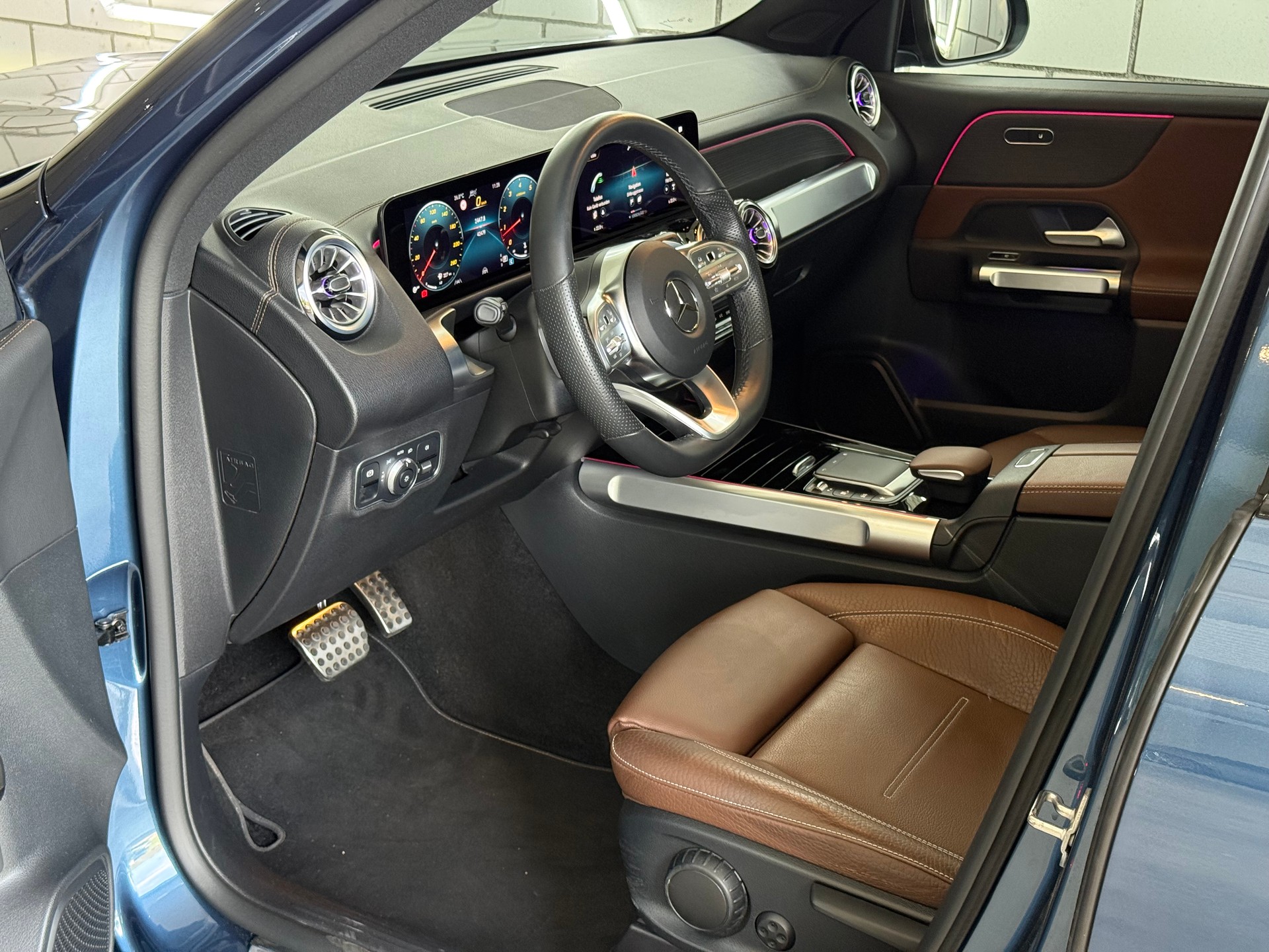 MERCEDES-BENZ GLB 250 4Matic AMG Line 8G-Tronic-image-4