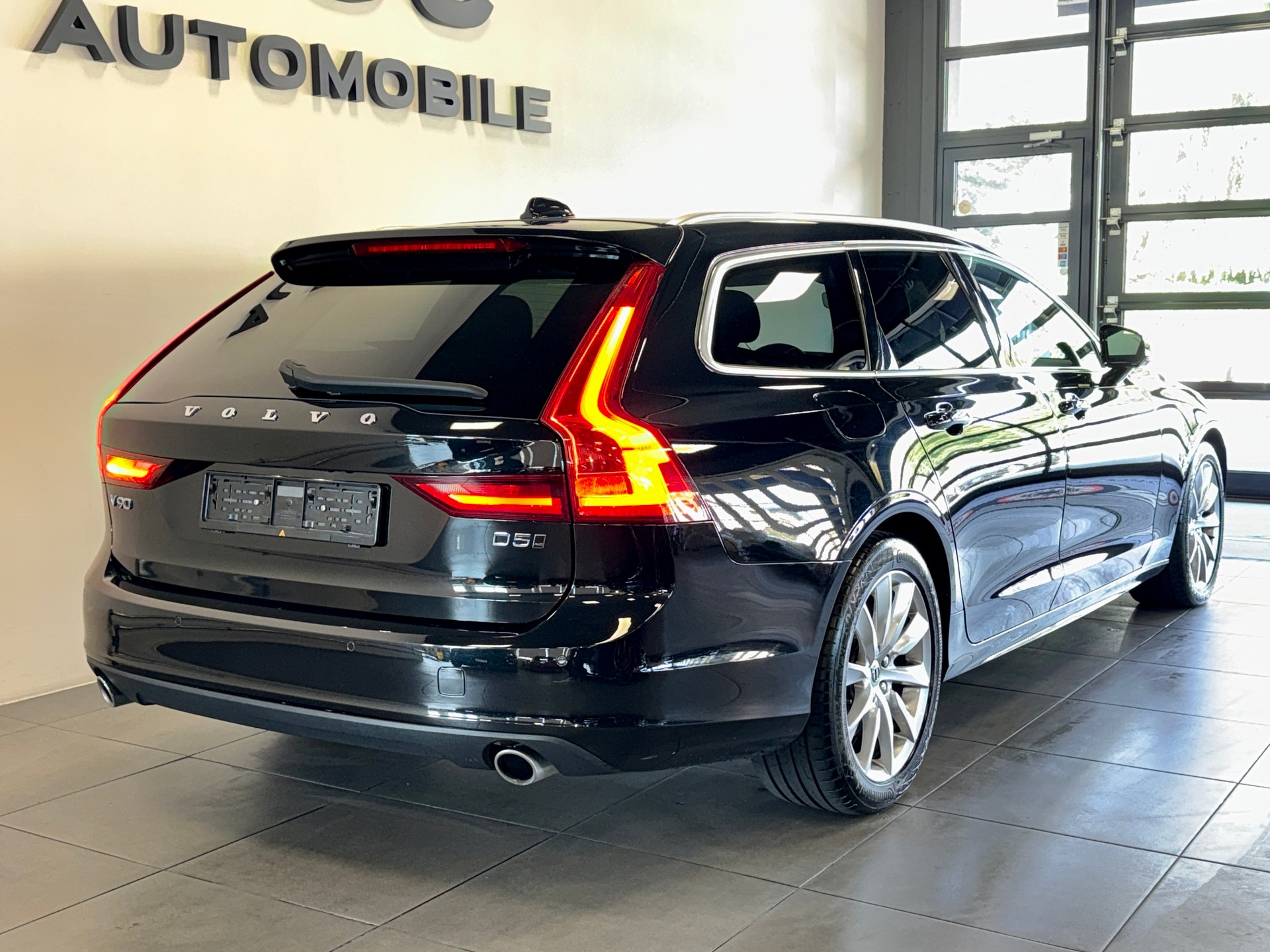 VOLVO V90 D5 AWD Momentum Geartronic Powerpulse-showroom-element-2