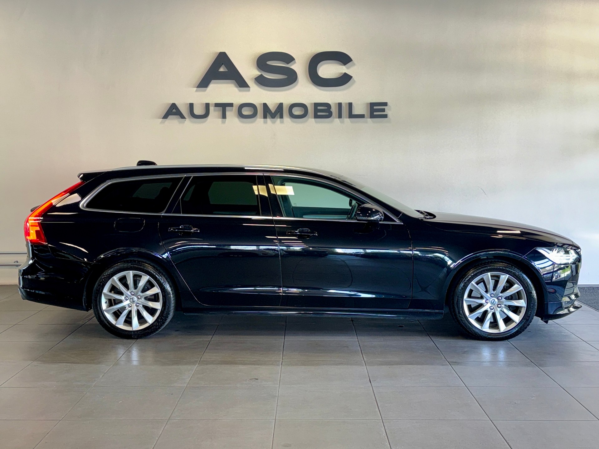 VOLVO V90 D5 AWD Momentum Geartronic Powerpulse-showroom-element-1