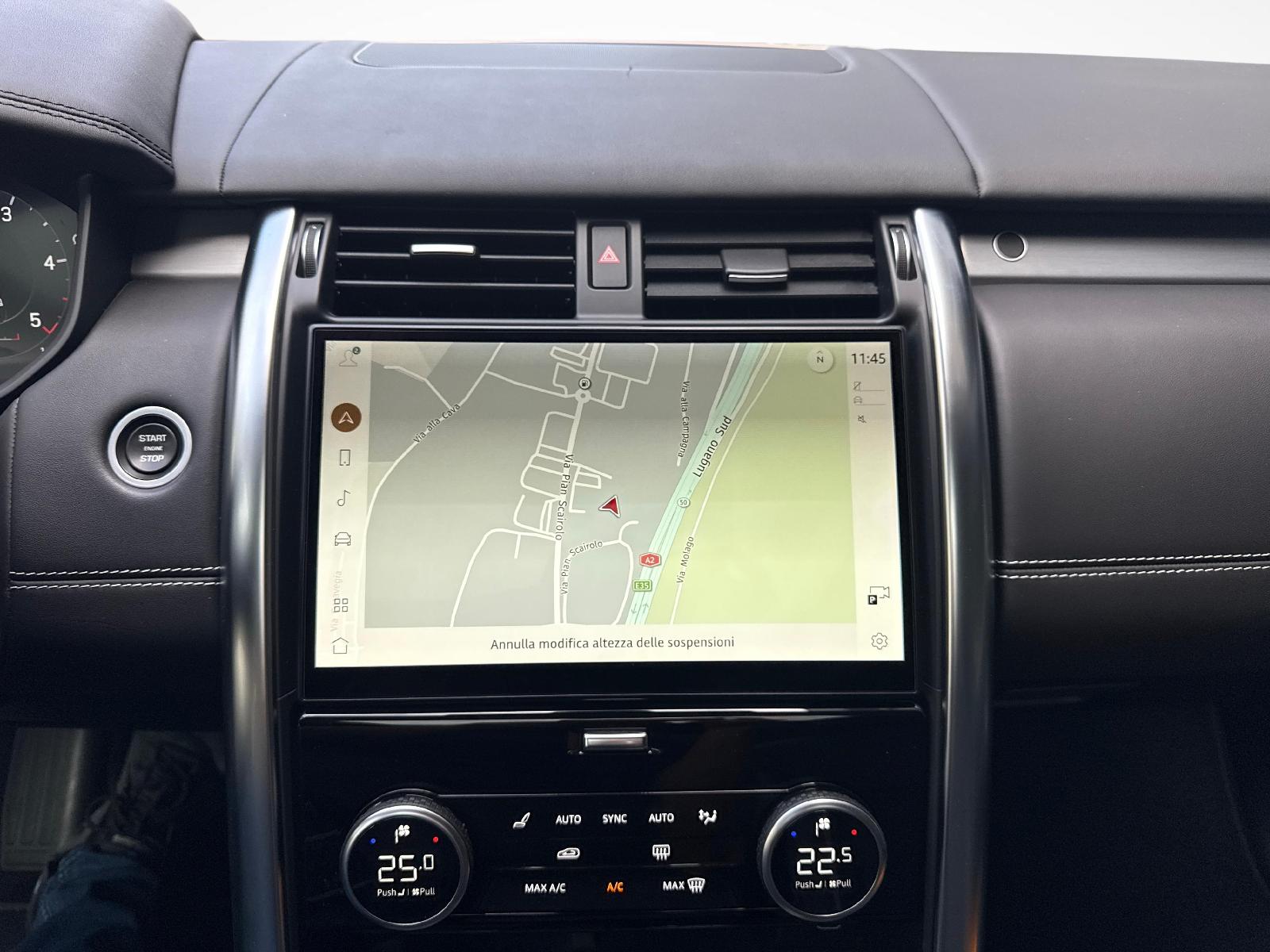 LAND ROVER Discovery 3.0 D I6 300 R-Dynamic HSE + Gancio traino elettrico e Pneumatici invernali inclusi-image-15