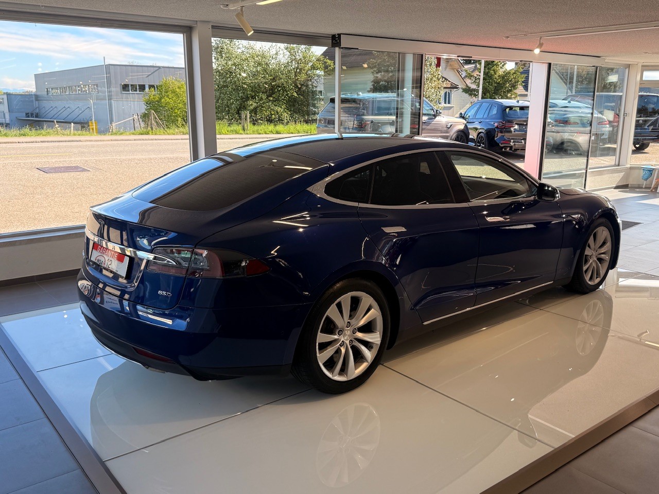 TESLA Model S 85D-image-5