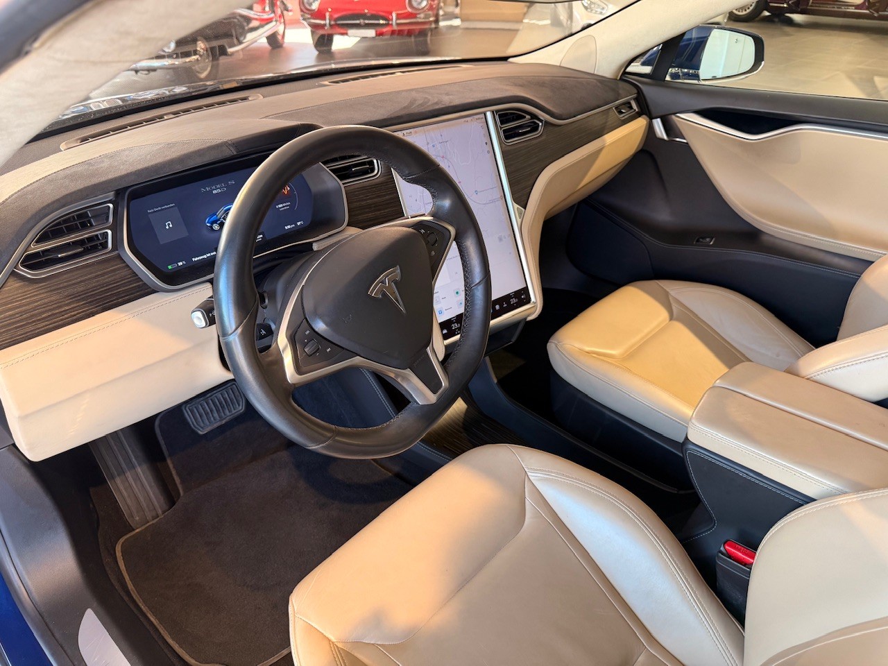 TESLA Model S 85D-image-9