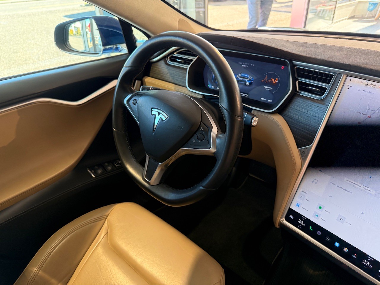 TESLA Model S 85D-image-14