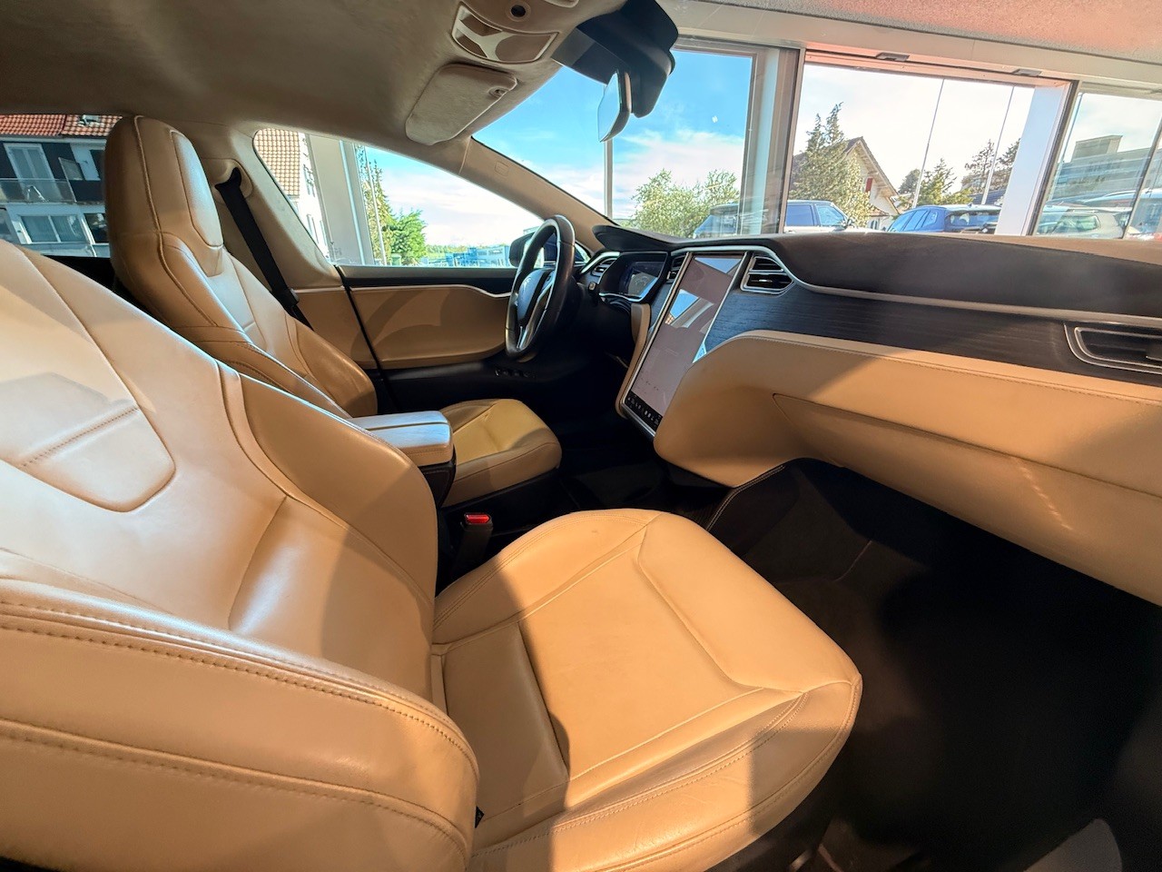 TESLA Model S 85D-image-13
