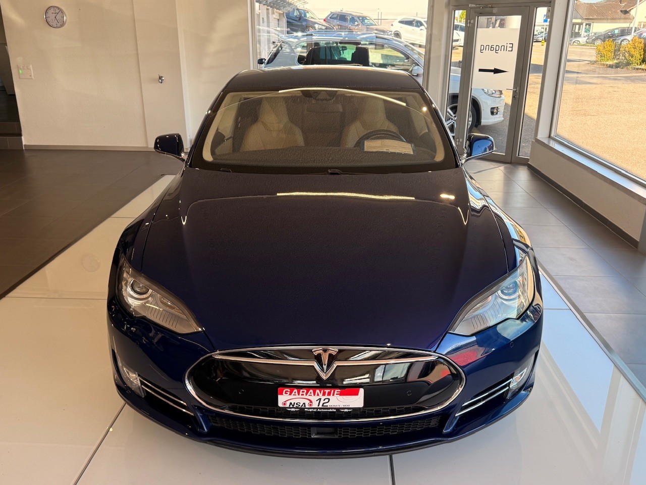 TESLA Model S 85D-showroom-element-2