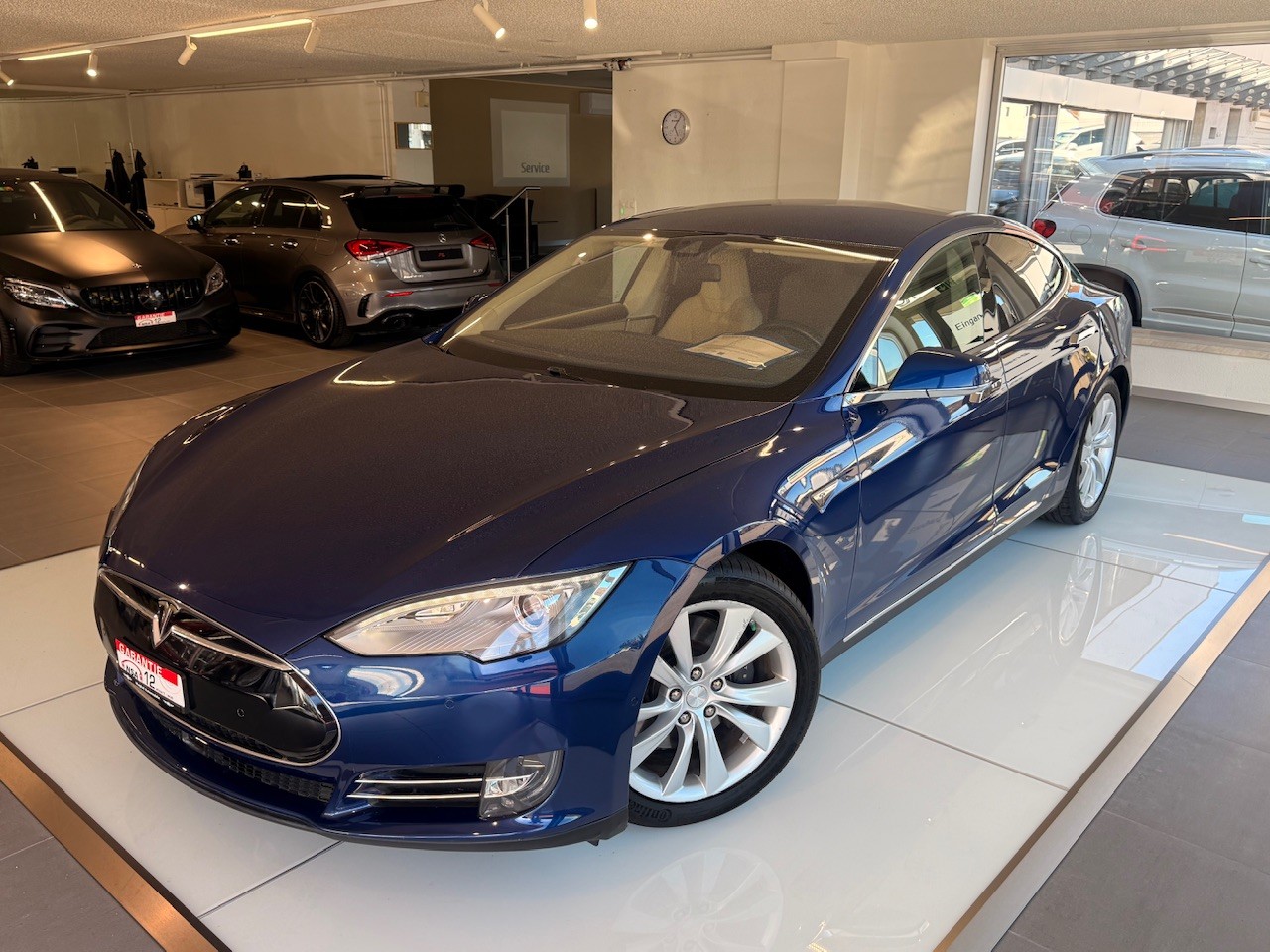 TESLA Model S 85D-showroom-element-1