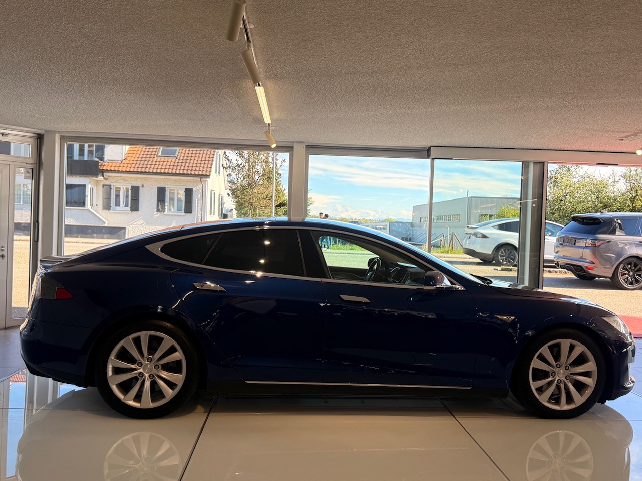 TESLA Model S 85D-image-4