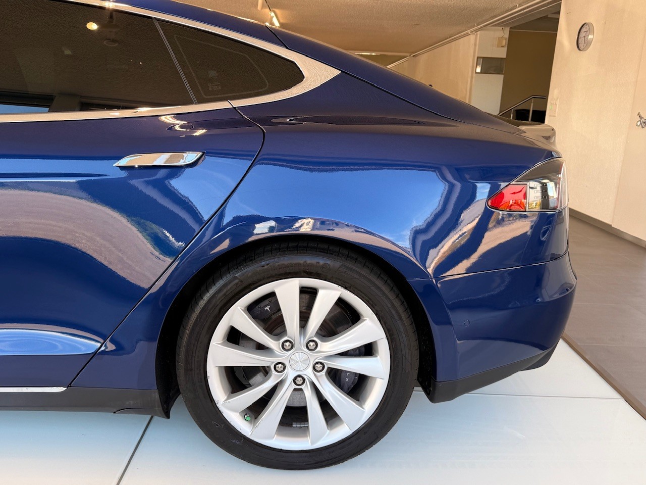 TESLA Model S 85D-image-8