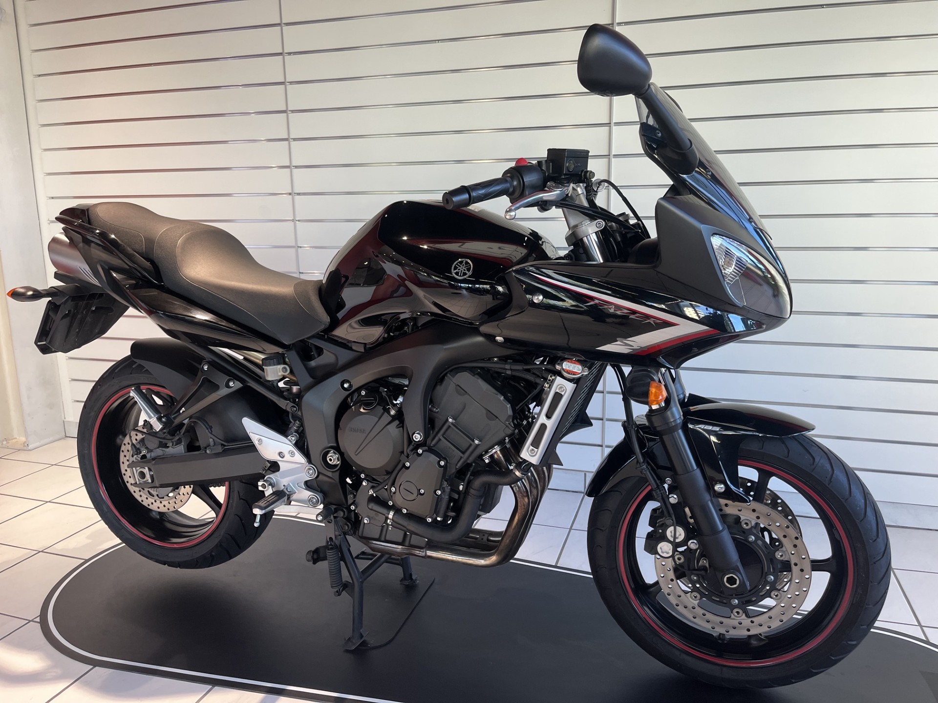 YAMAHA FZ6