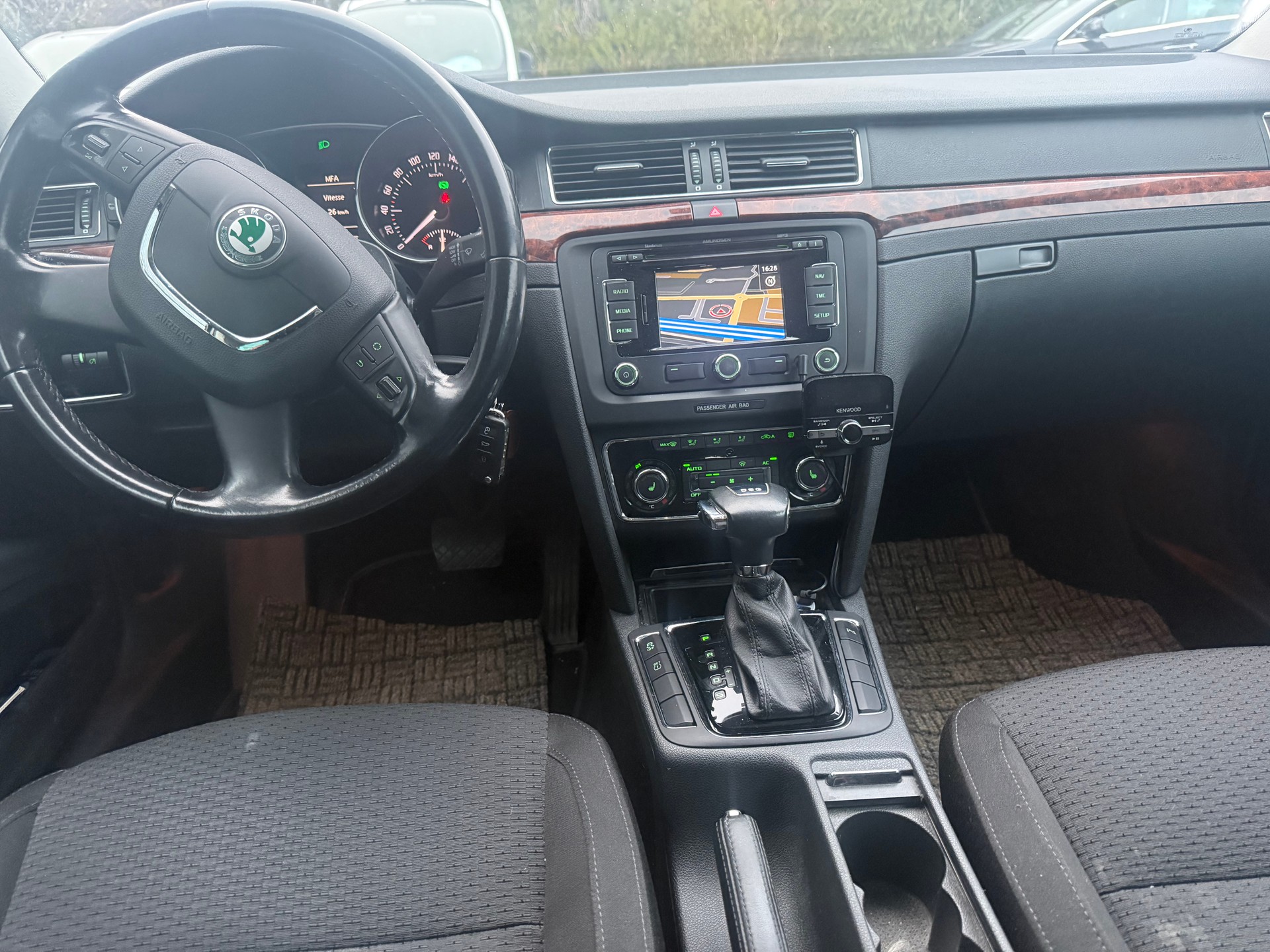 SKODA Superb Combi 2.0 TDi Elegance DSG-image-10