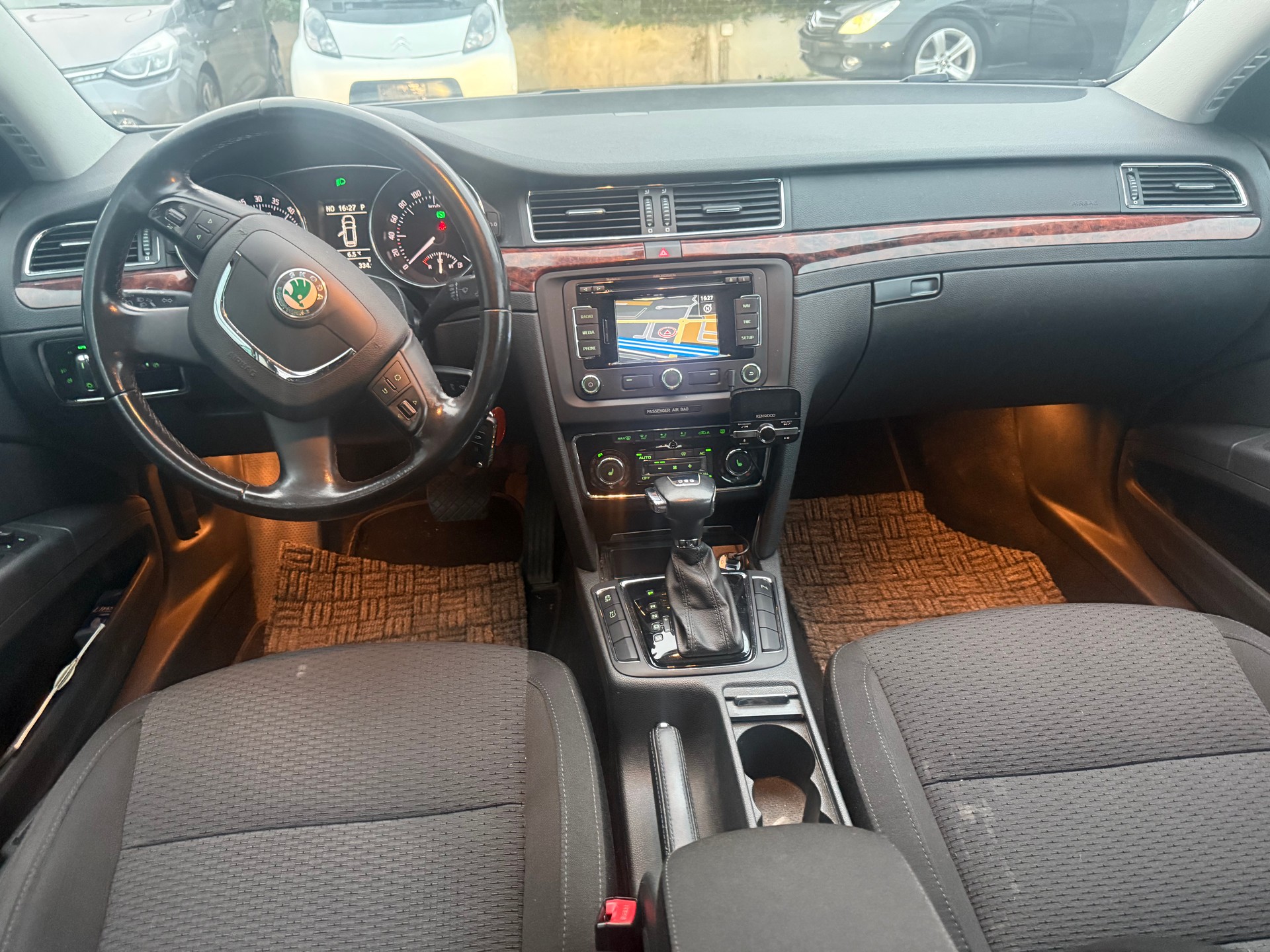 SKODA Superb Combi 2.0 TDi Elegance DSG-image-9