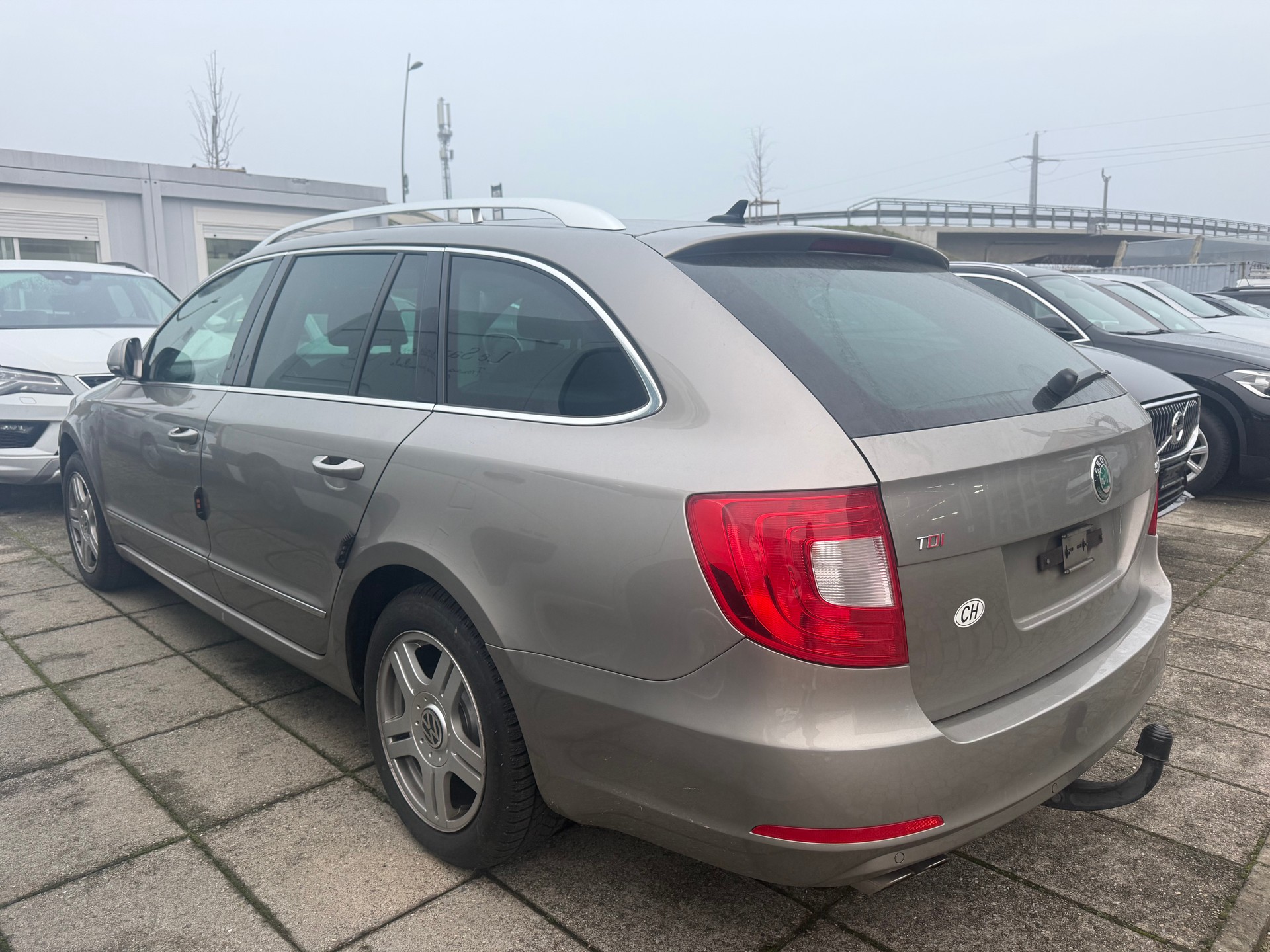 SKODA Superb Combi 2.0 TDi Elegance DSG-image-8