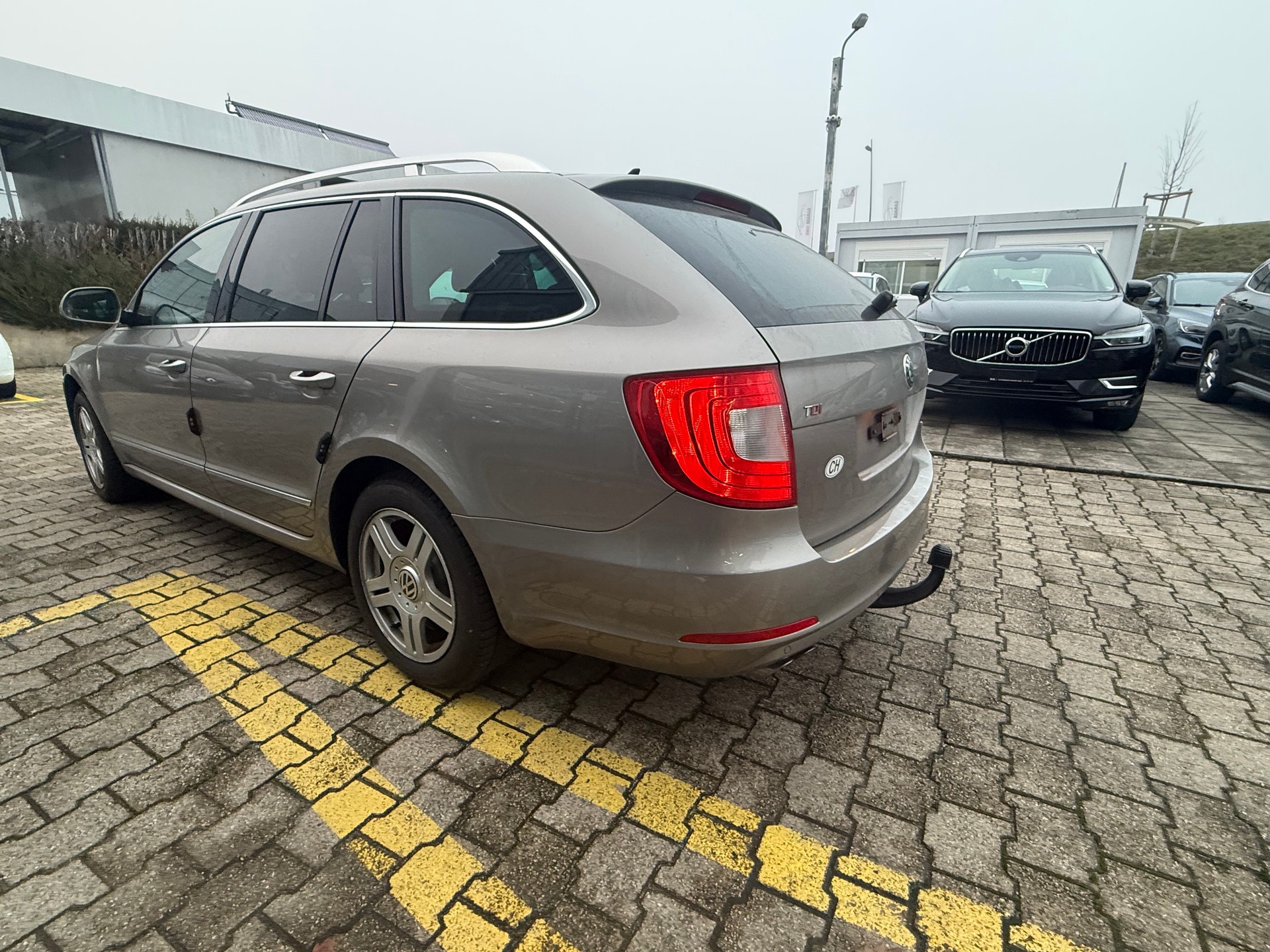 SKODA Superb Combi 2.0 TDi Elegance DSG-image-3