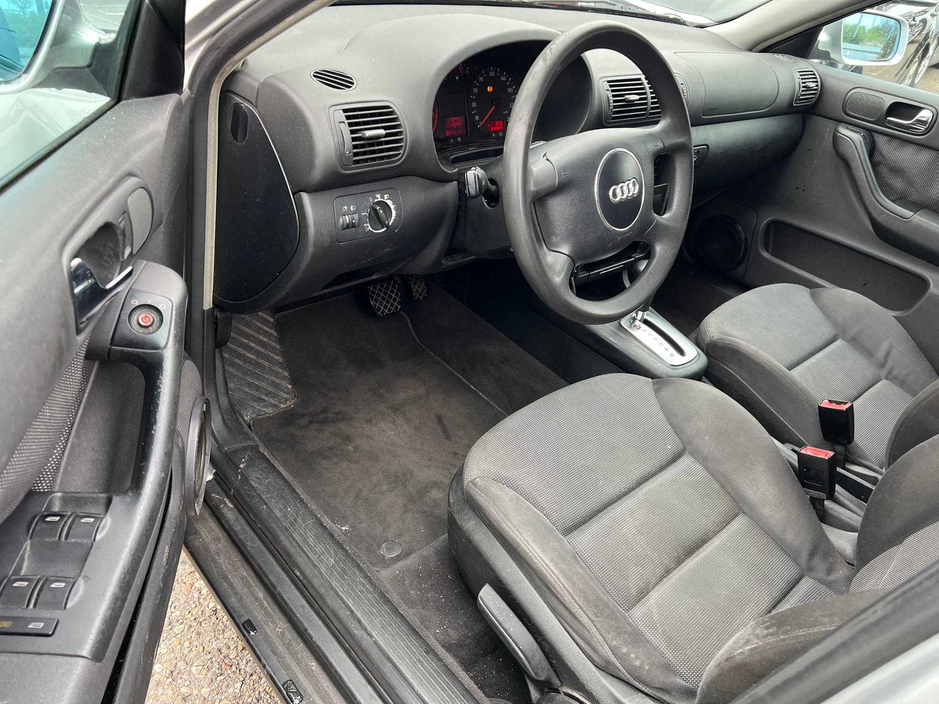 AUDI A3 Automat Benzin-image-4