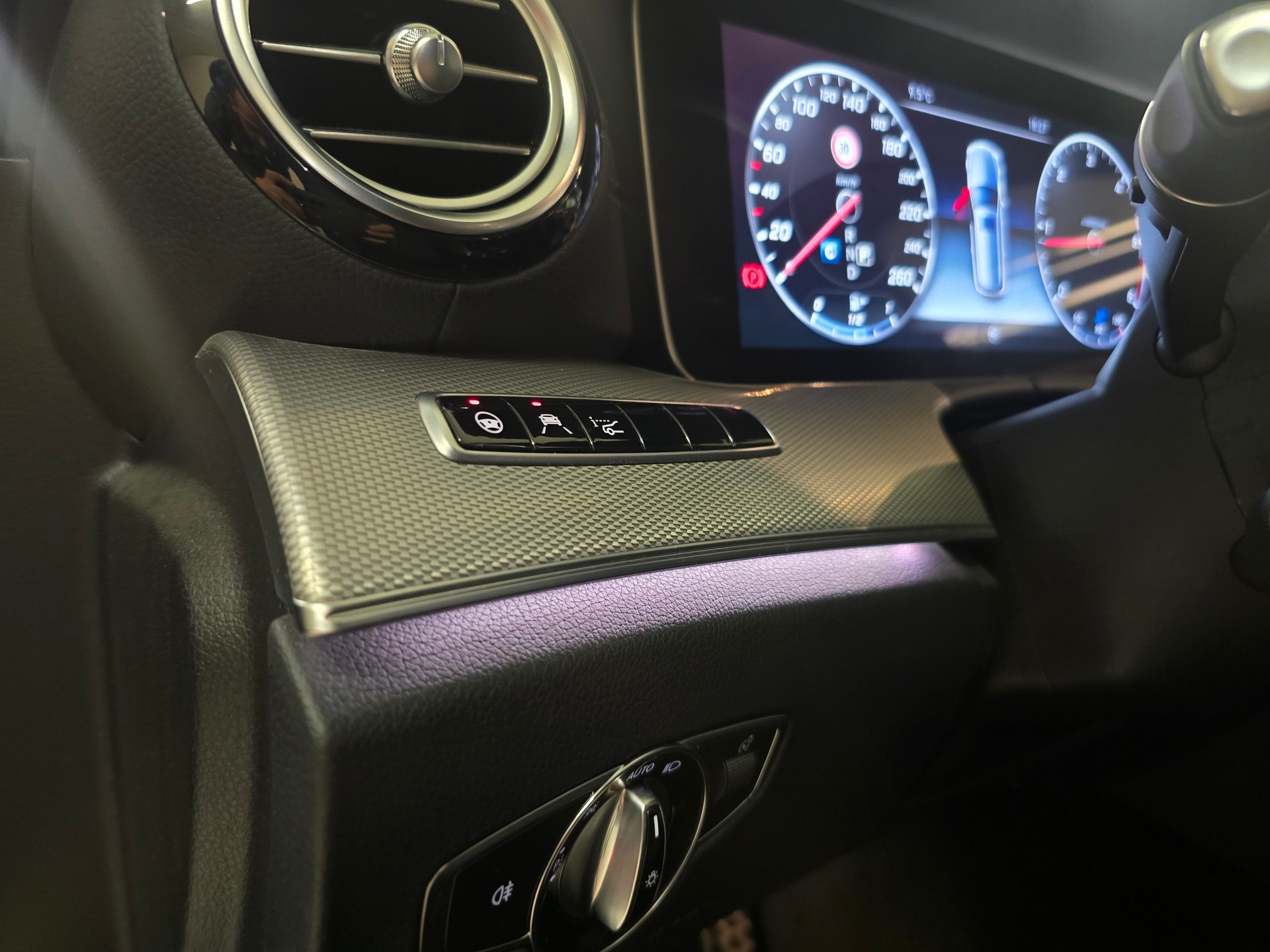 MERCEDES-BENZ E 220 d AMG Line 9G-Tronic-image-6