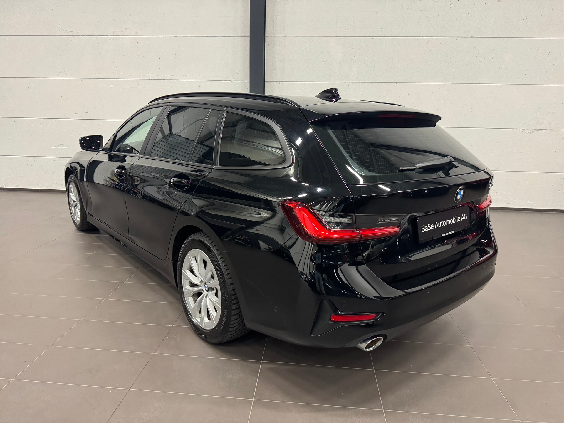BMW 330e x DriveTouring Steptronic-image-12