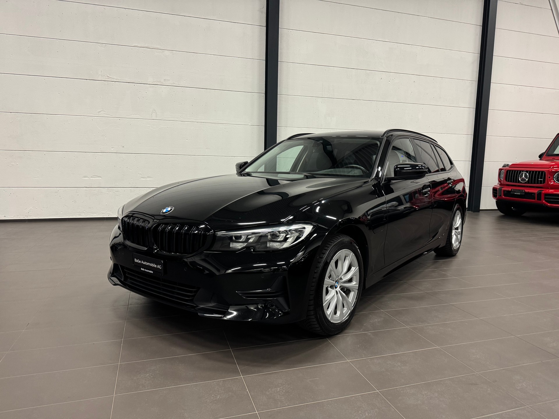 BMW 330e x DriveTouring Steptronic-showroom-element-2
