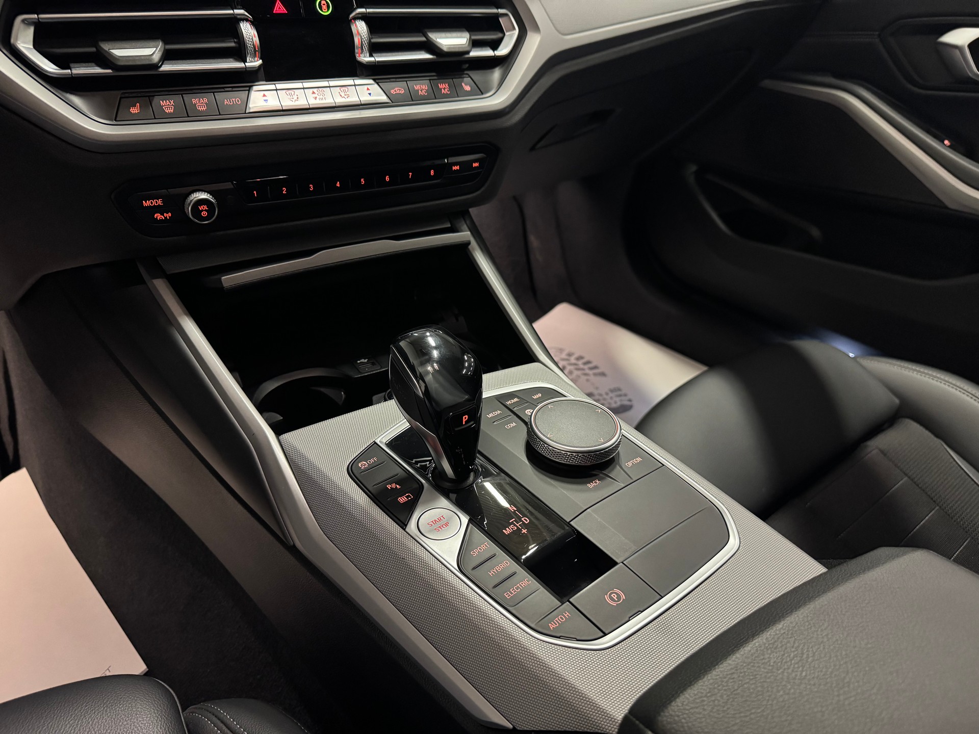 BMW 330e x DriveTouring Steptronic-image-26