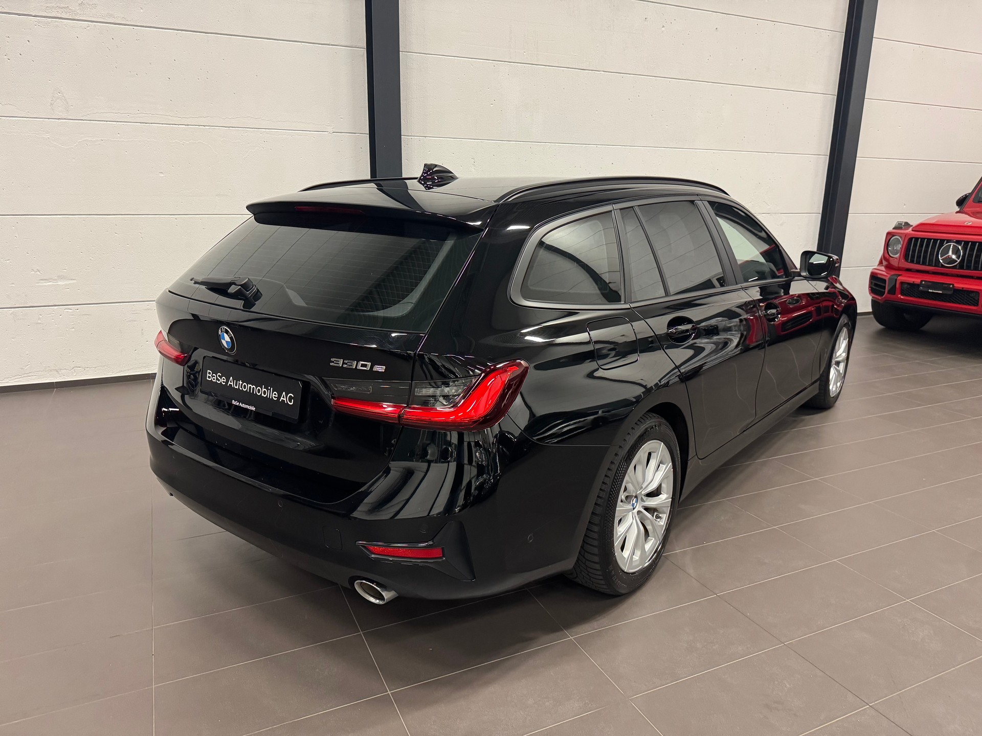 BMW 330e x DriveTouring Steptronic-image-11