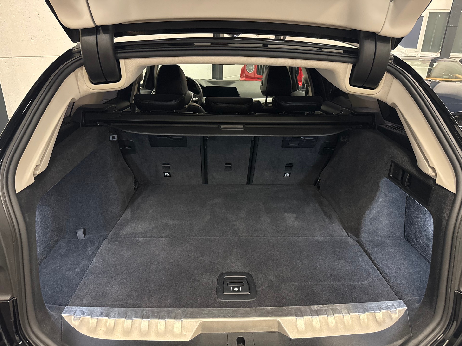 BMW 330e x DriveTouring Steptronic-image-22