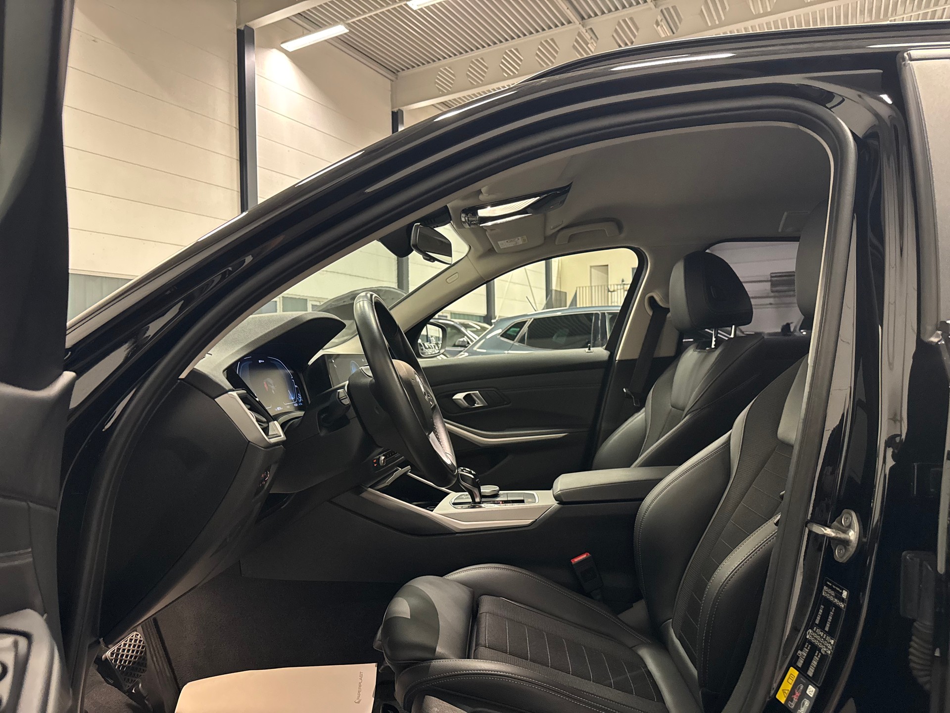 BMW 330e x DriveTouring Steptronic-image-16