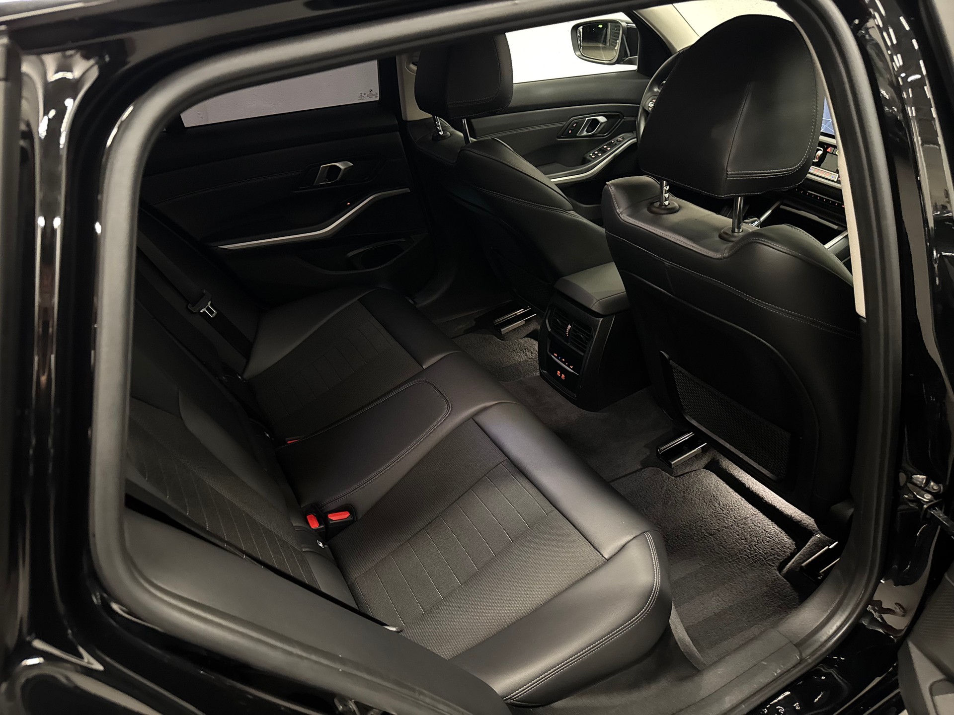 BMW 330e x DriveTouring Steptronic-image-21