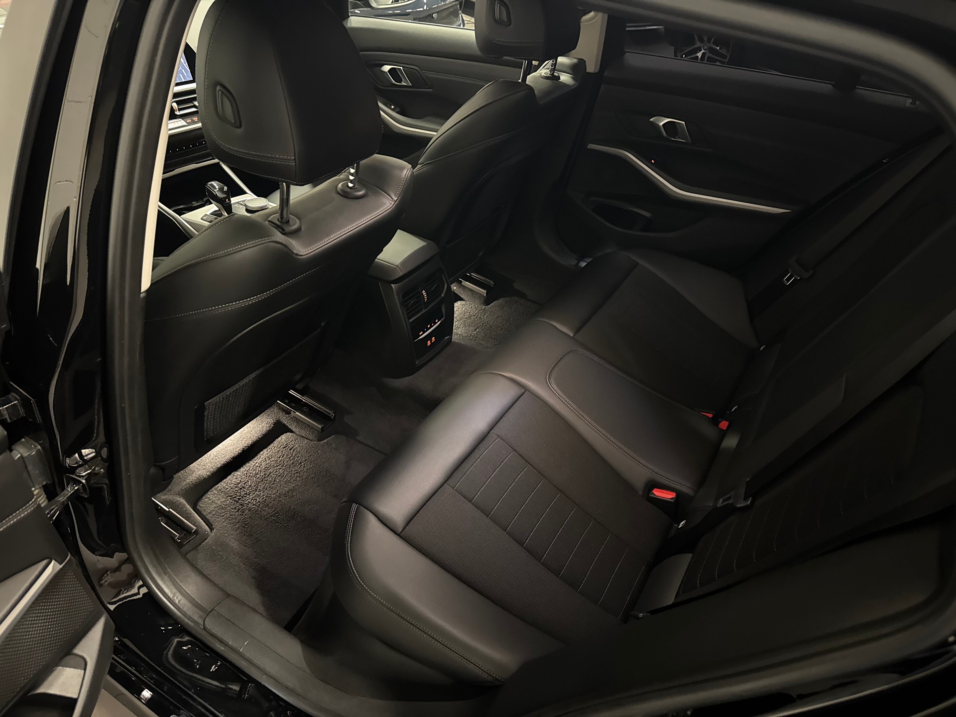 BMW 330e x DriveTouring Steptronic-image-20