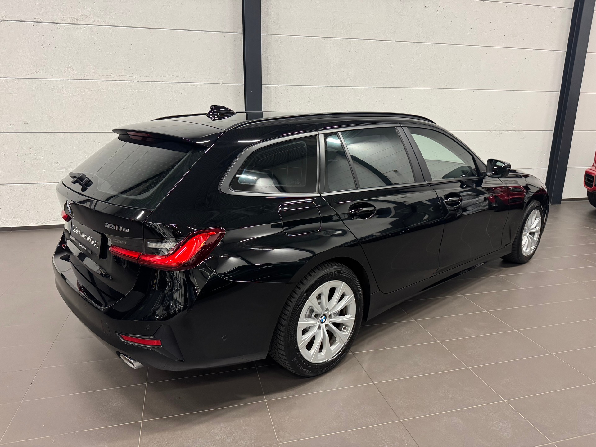 BMW 330e x DriveTouring Steptronic-image-9