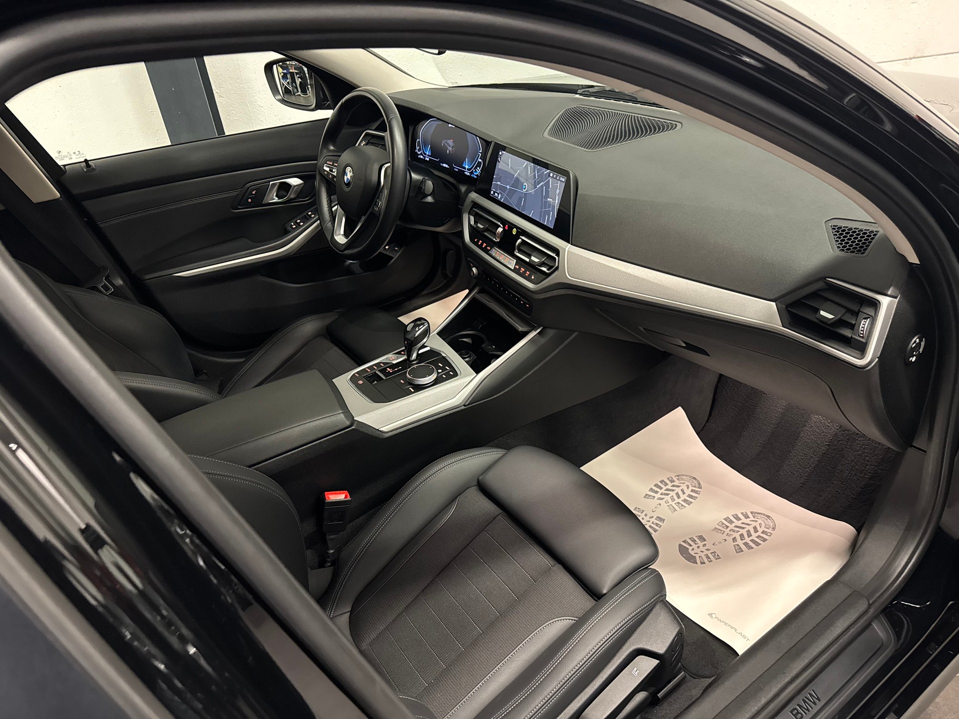 BMW 330e x DriveTouring Steptronic-image-18