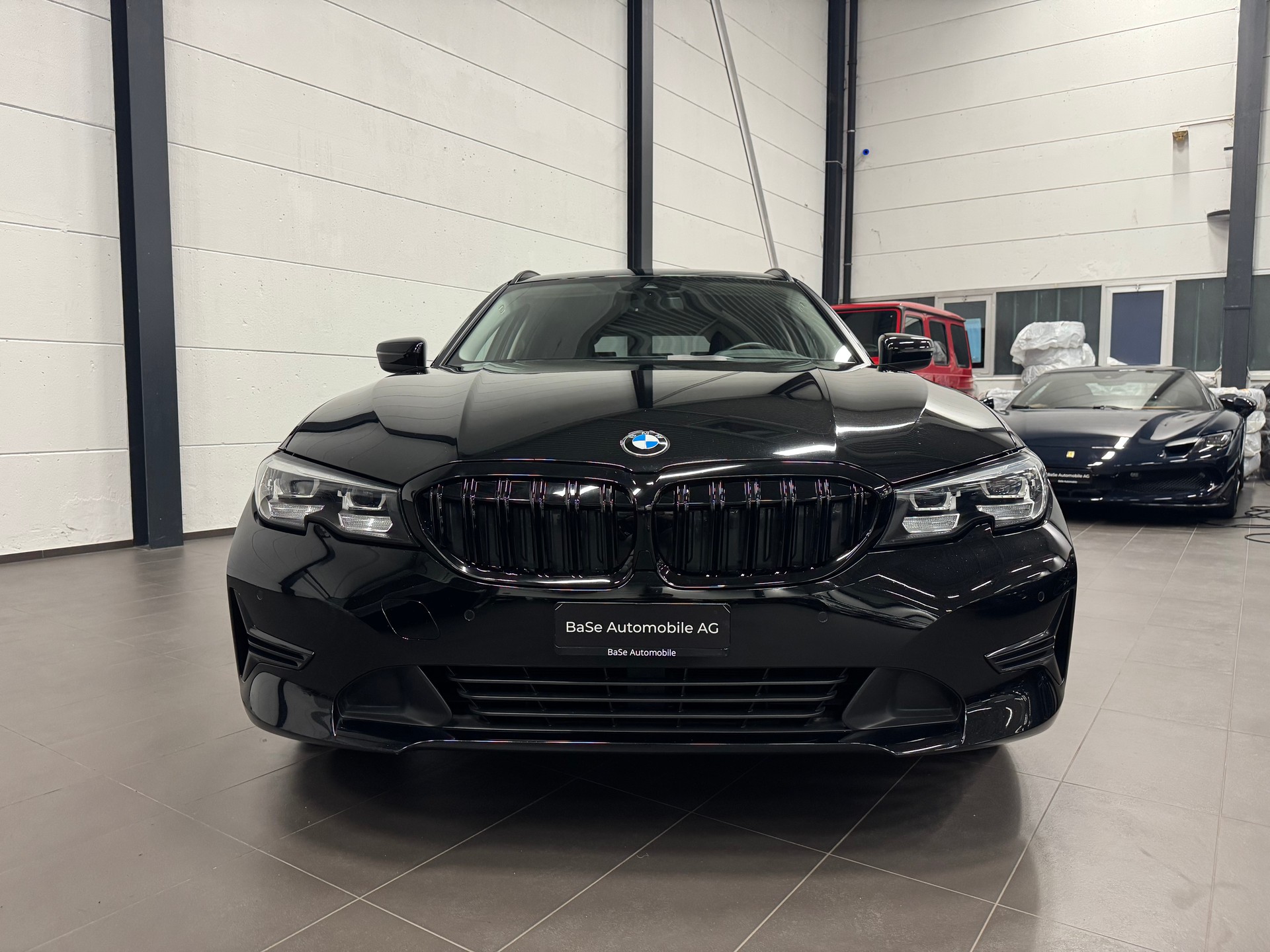 BMW 330e x DriveTouring Steptronic-image-6