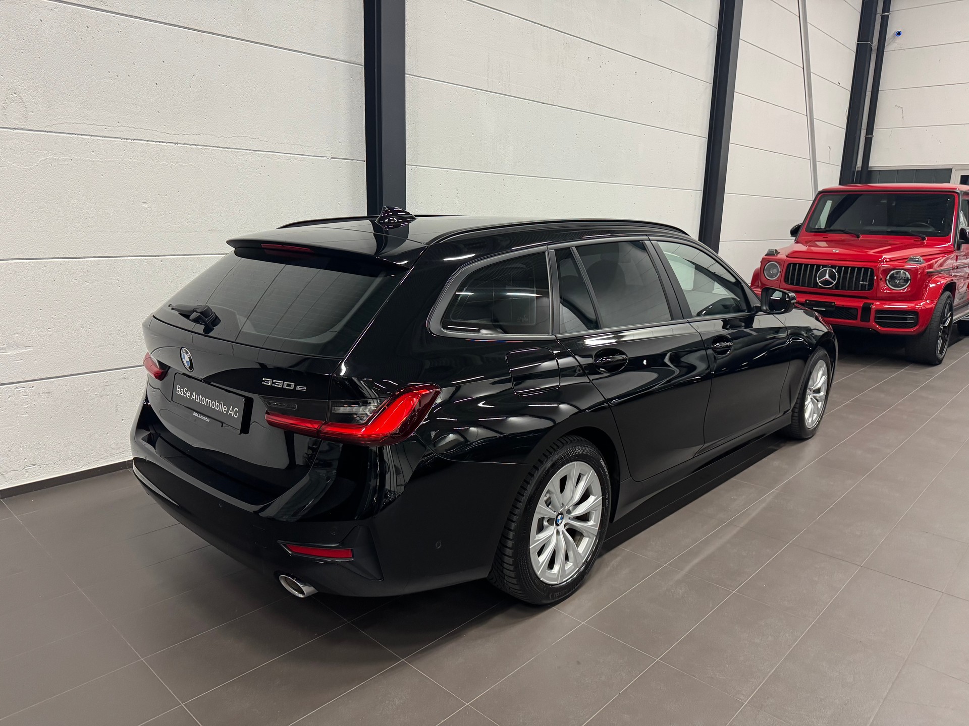 BMW 330e x DriveTouring Steptronic-image-13