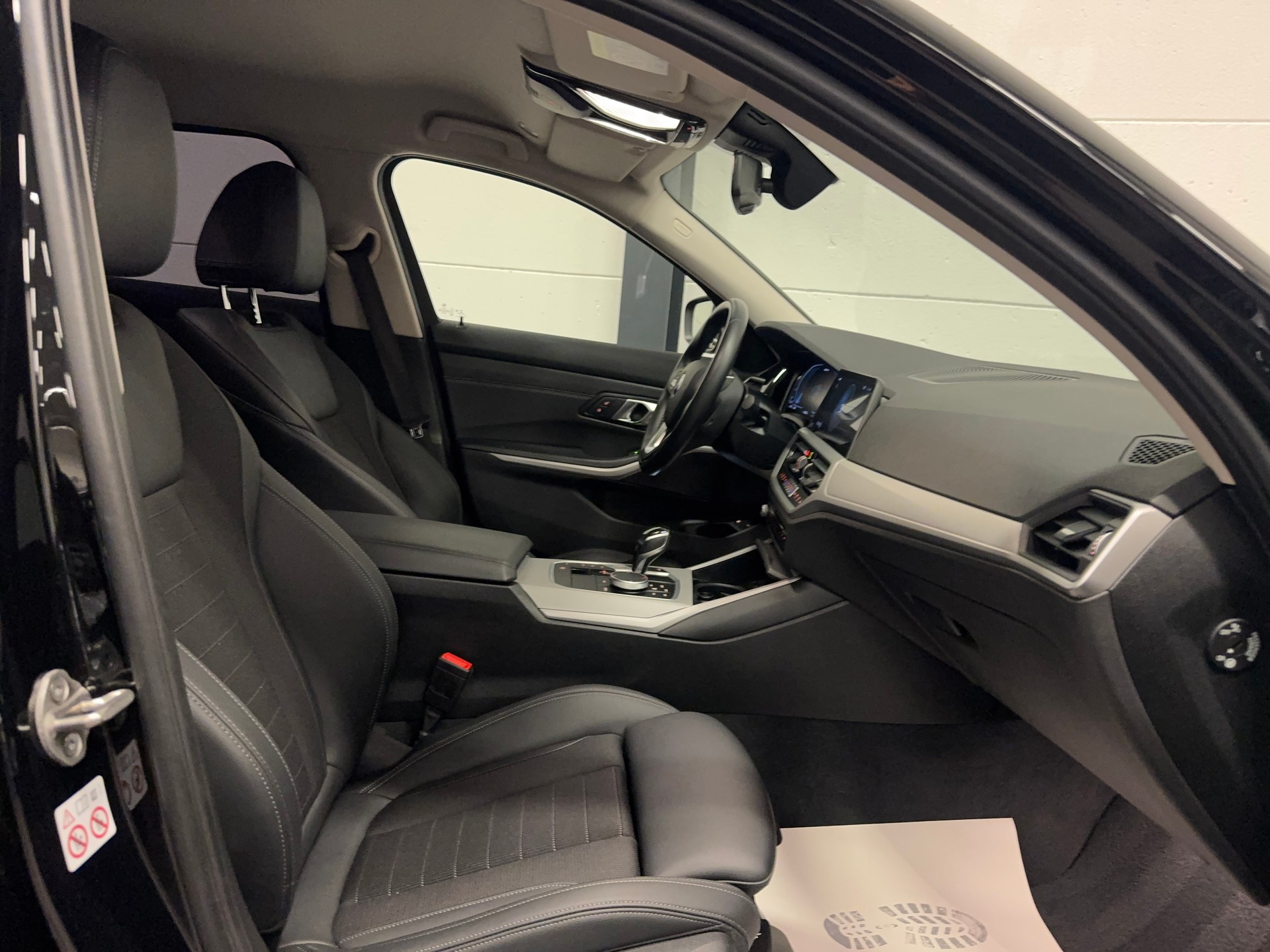 BMW 330e x DriveTouring Steptronic-image-19