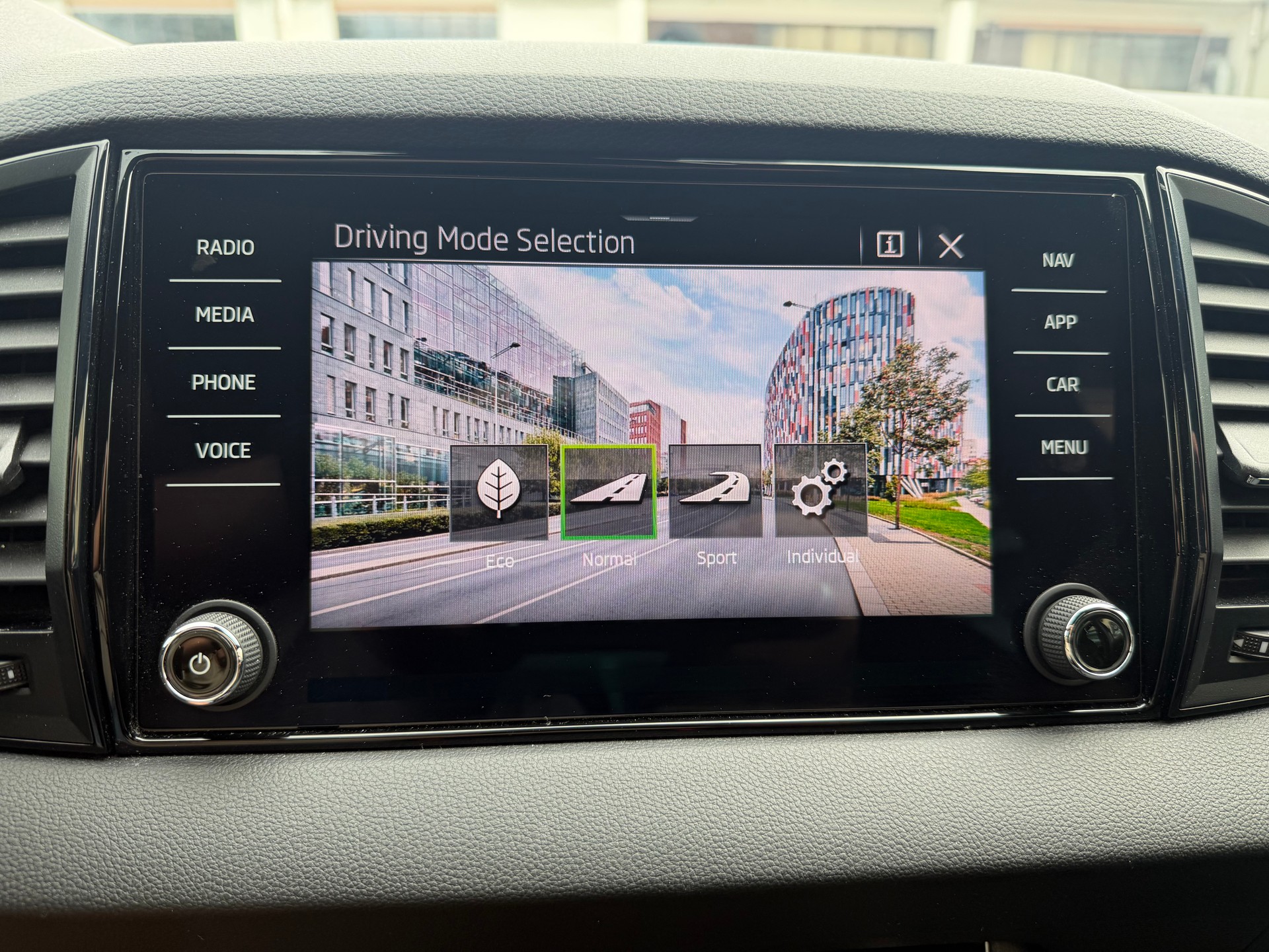 SKODA Karoq 1.5 TSI SportLine DSG-image-21