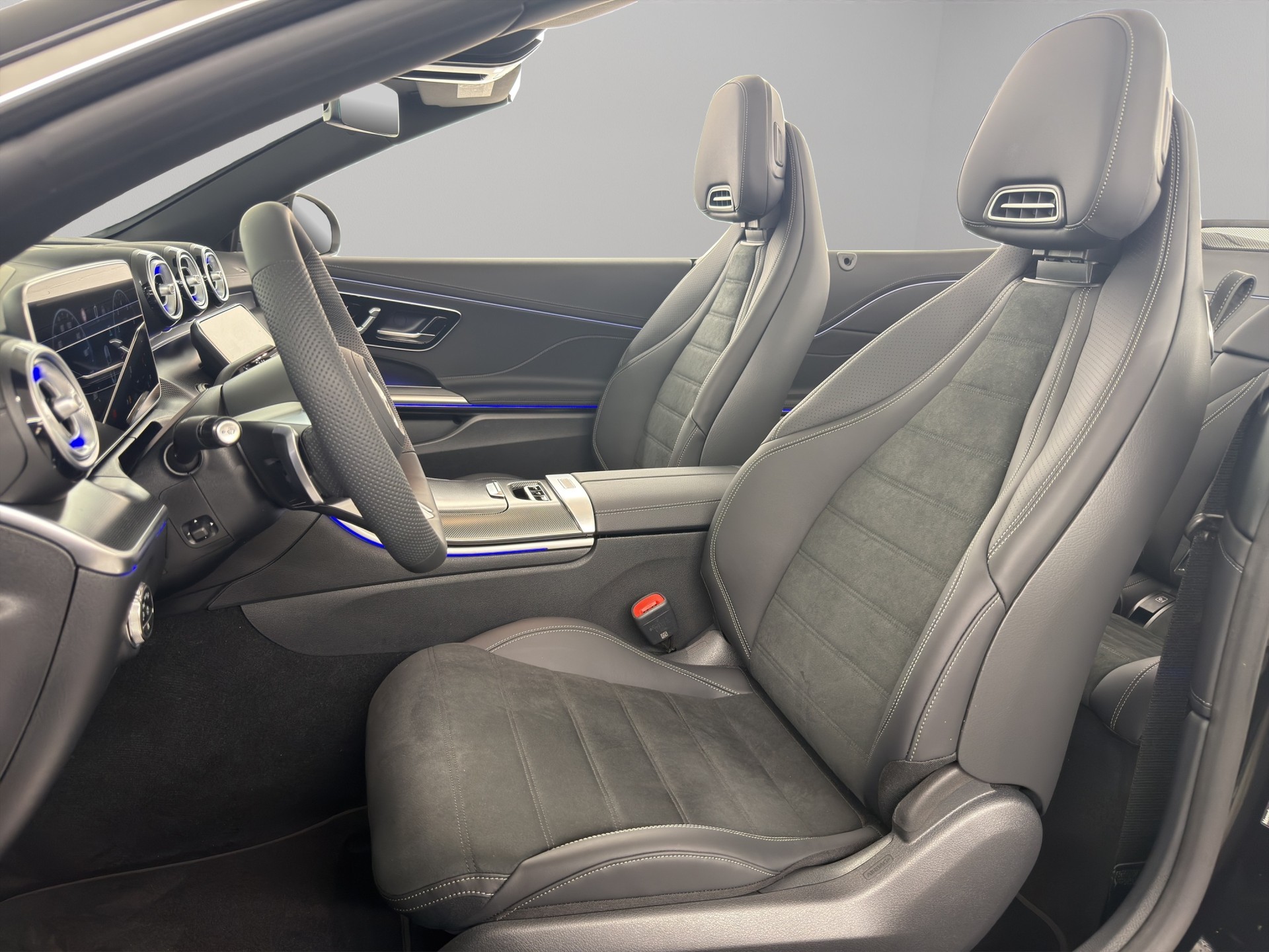 MERCEDES-BENZ CLE 200 AMG Line 4matic Cabriolet-image-10