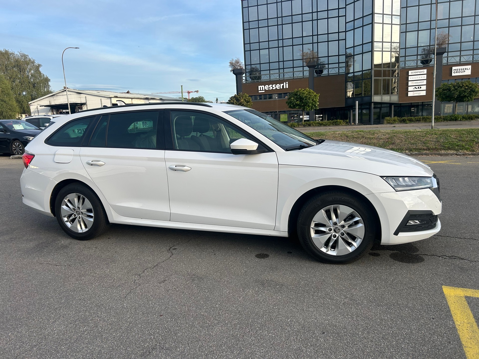 SKODA Octavia Combi 2.0 TDI DSG Style-showroom-element-2