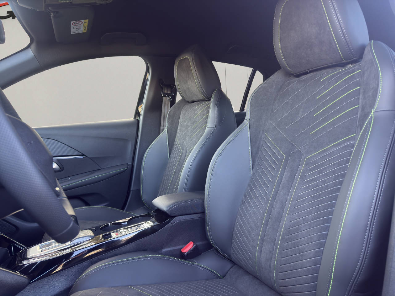 PEUGEOT 208 1.2 Hybrid 145 PS GT Exclusive-image-17