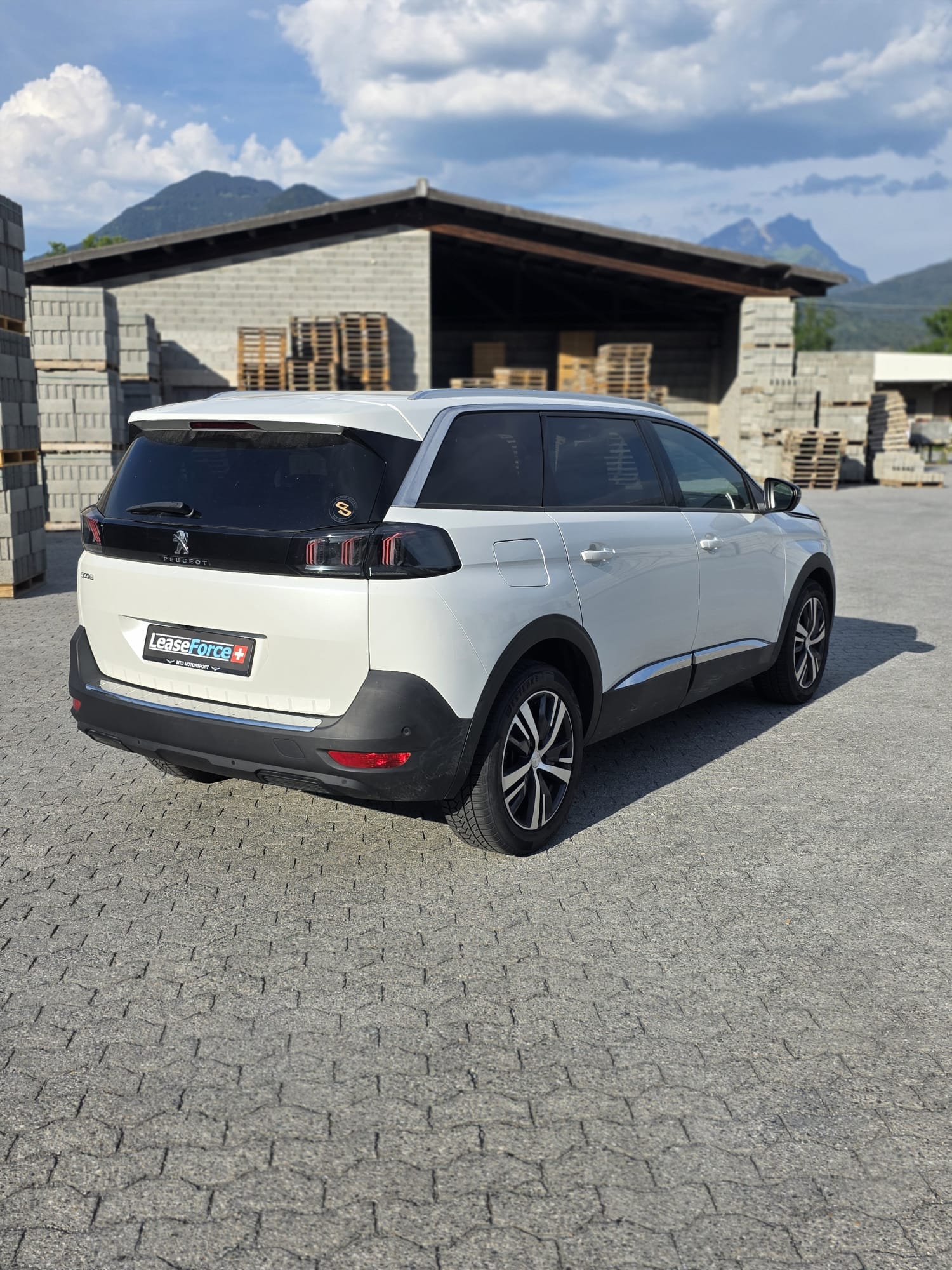 PEUGEOT 5008 1.2 Pure Tech Allure Pack EAT8-showroom-element-1