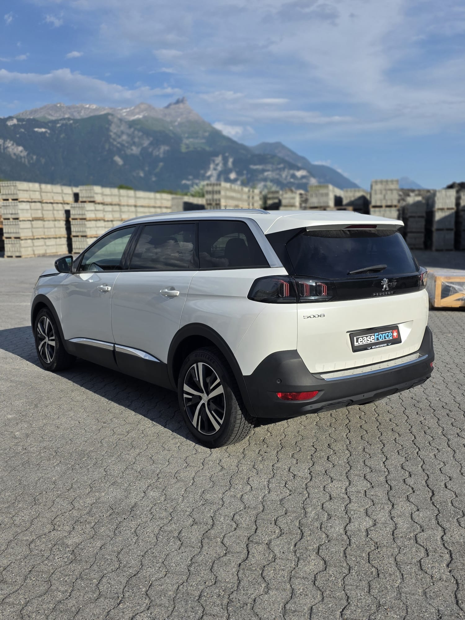 PEUGEOT 5008 1.2 Pure Tech Allure Pack EAT8-image-5