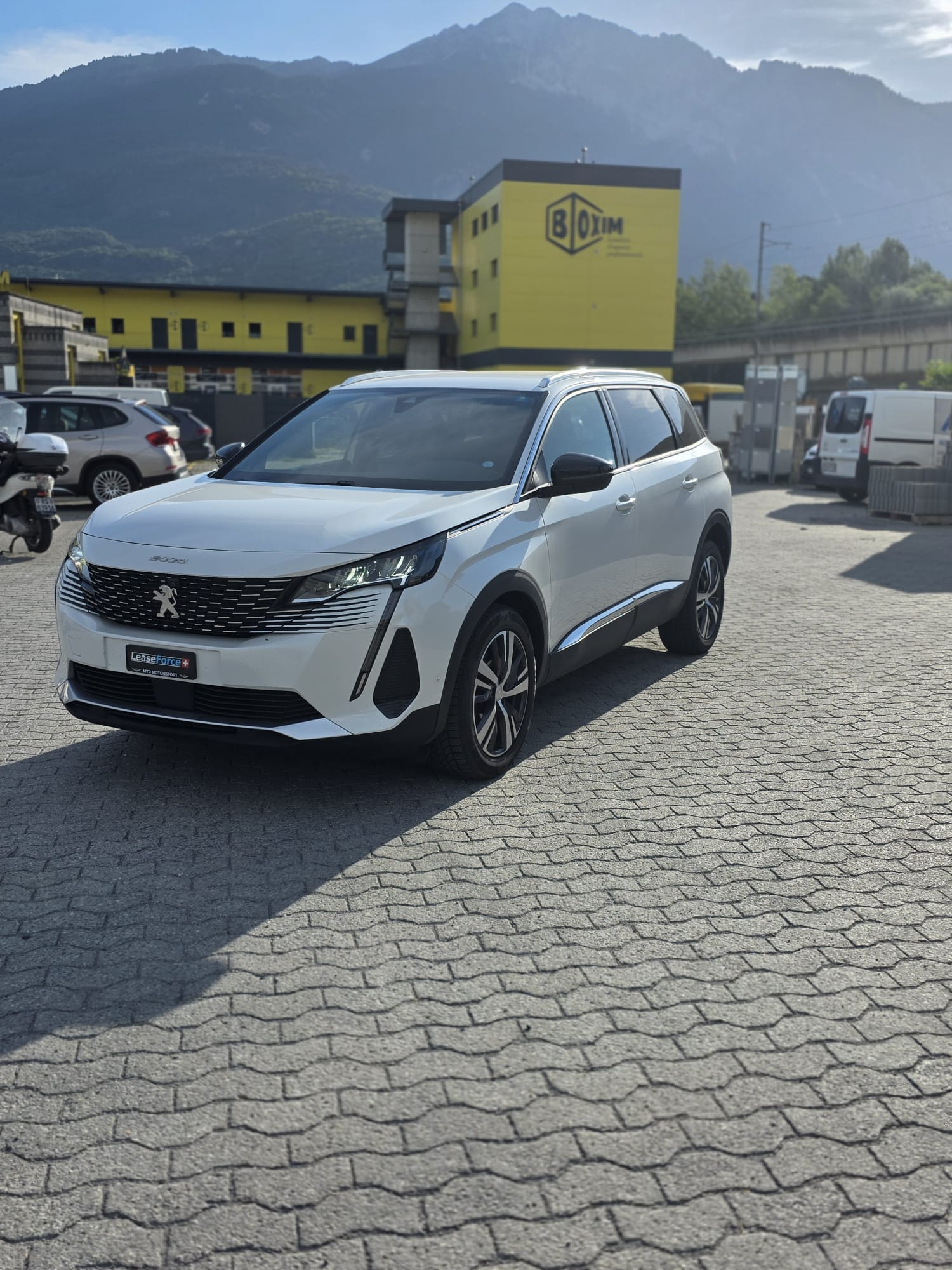 PEUGEOT 5008 1.2 Pure Tech Allure Pack EAT8-showroom-element-2