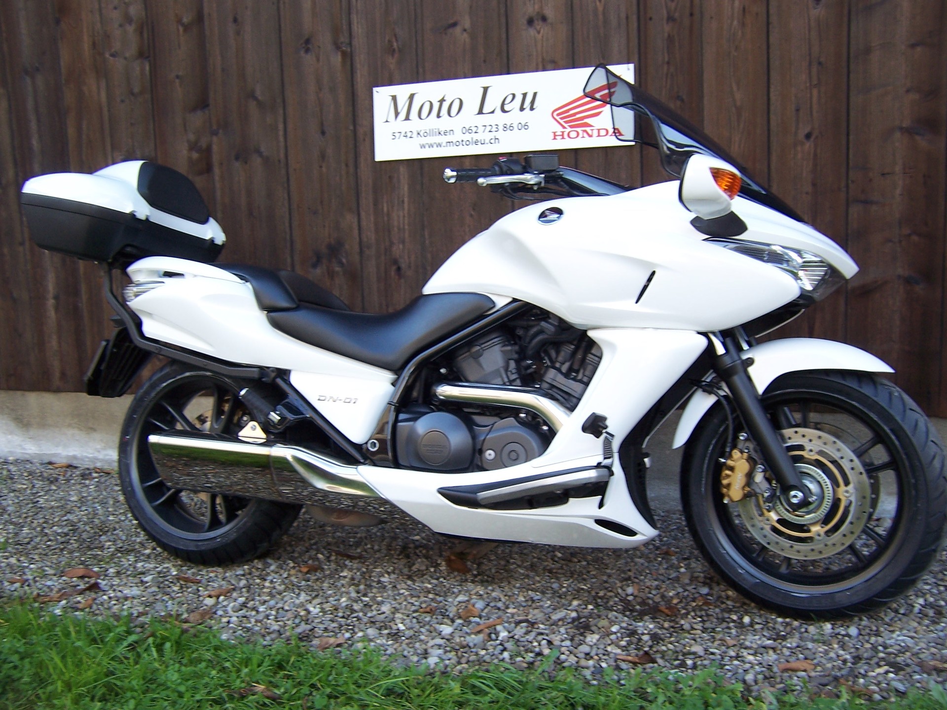 HONDA DN-01 ABS-showroom-element-3
