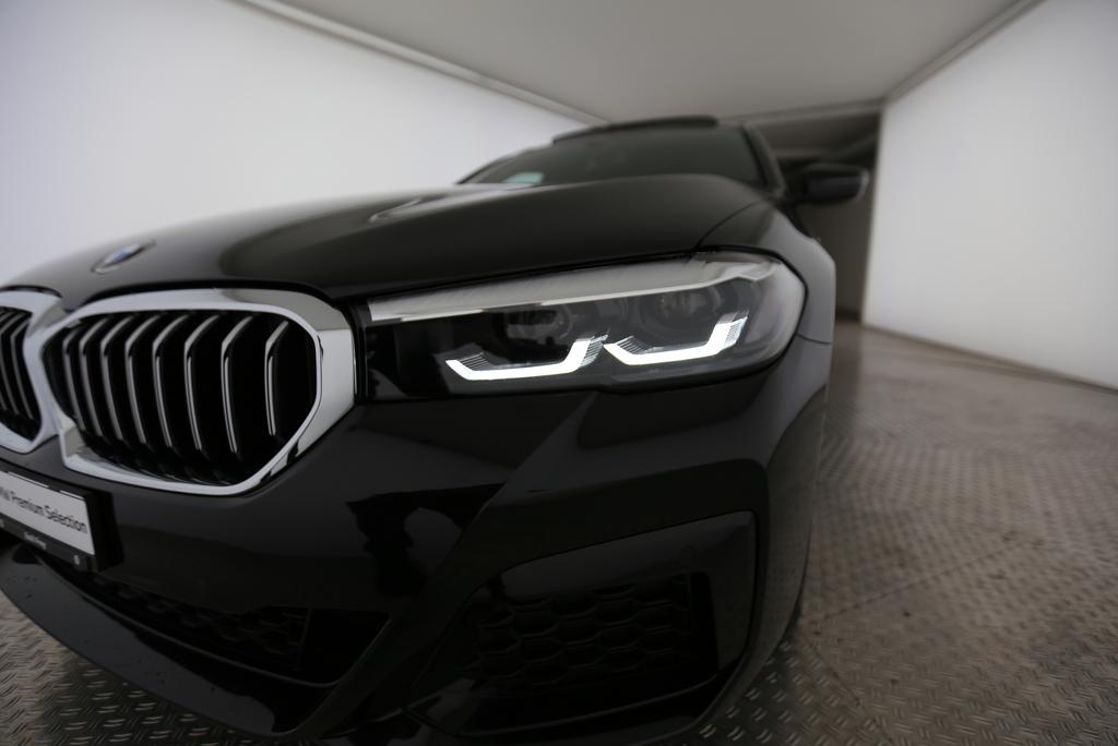 BMW 520d xDrive Touring-image-12