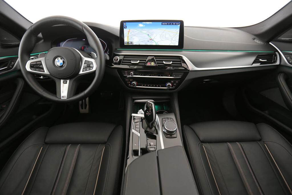 BMW 520d xDrive Touring-image-4