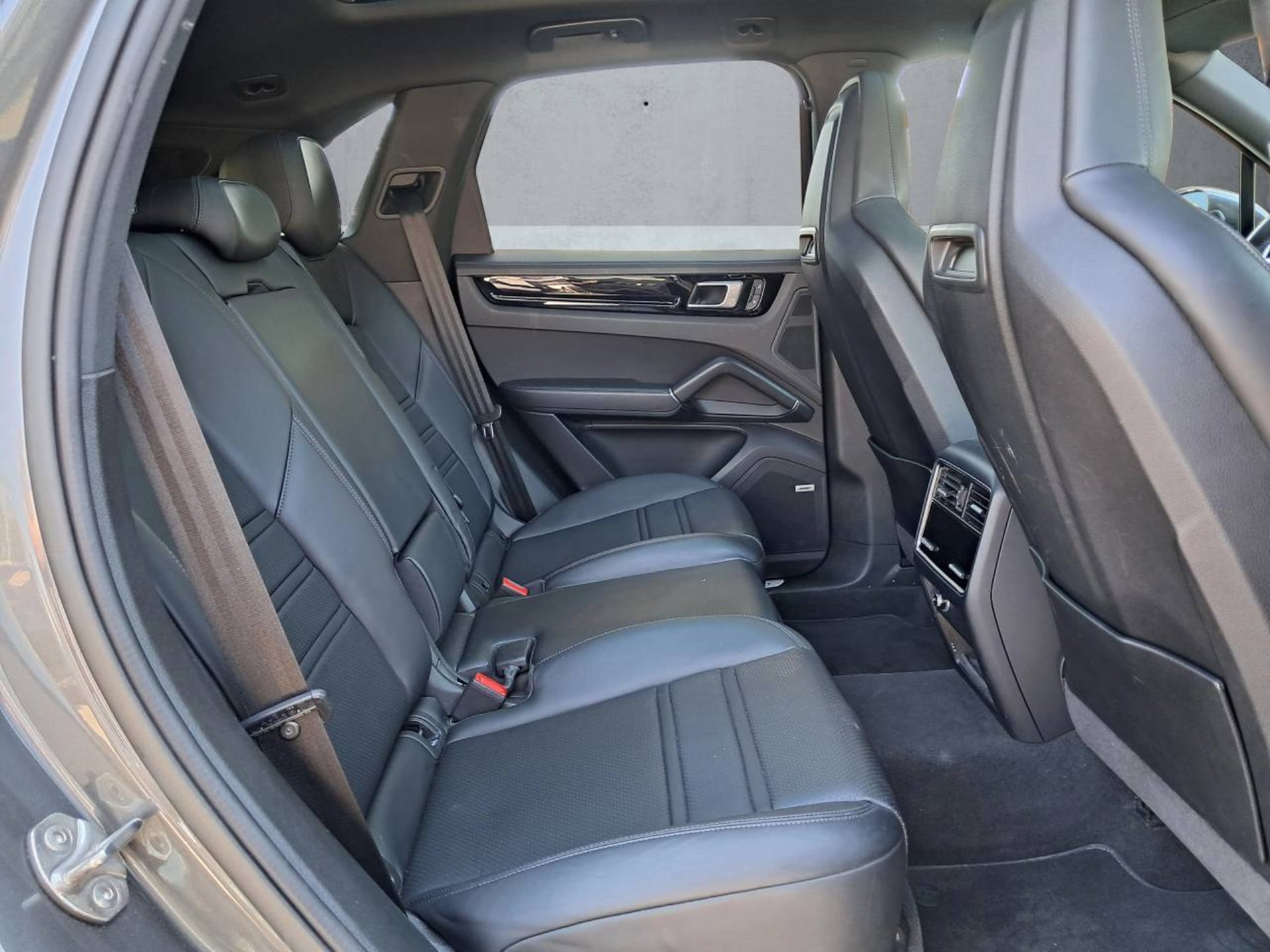 PORSCHE Cayenne E-Hybrid (MY22)-image-16