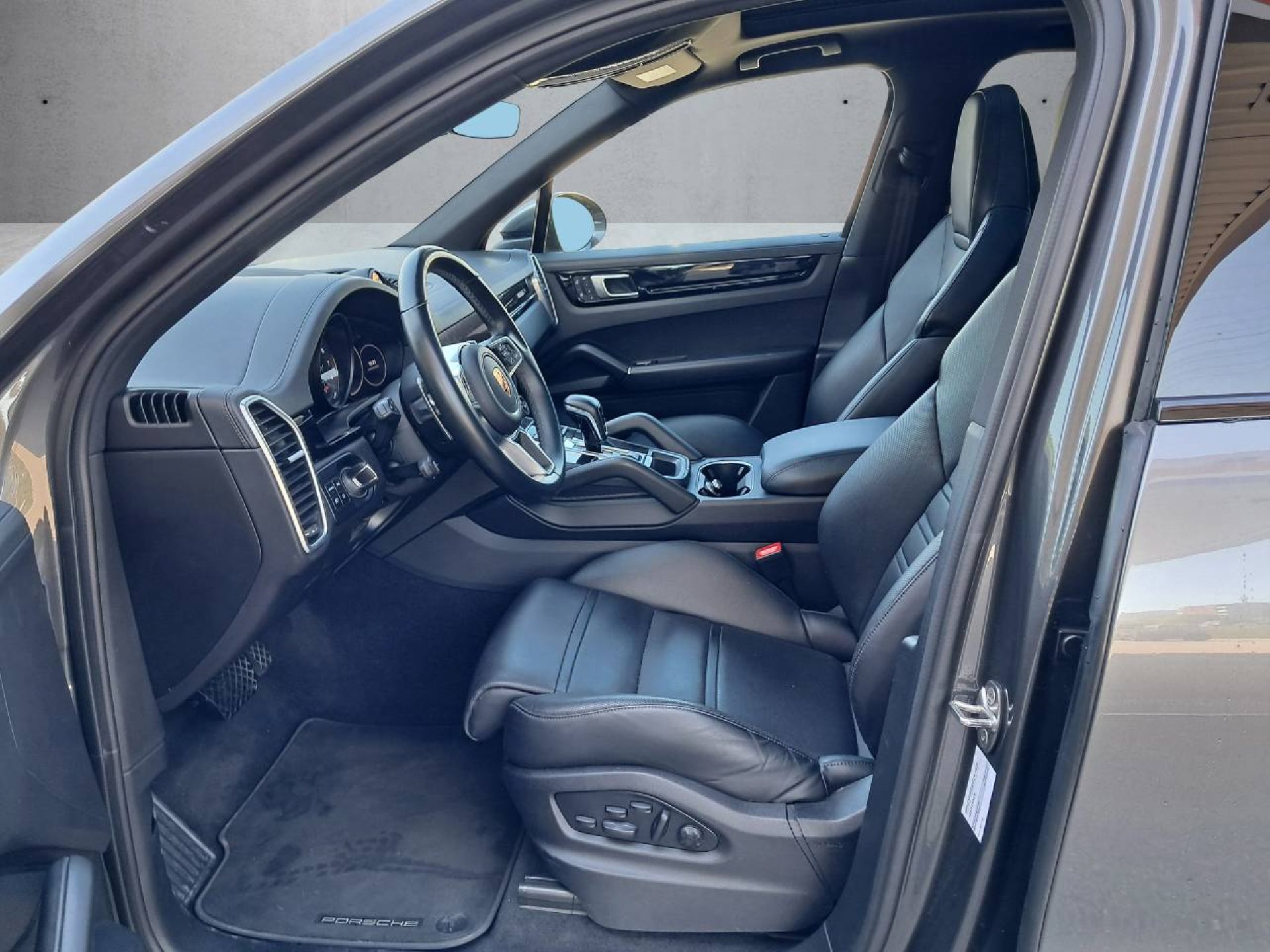 PORSCHE Cayenne E-Hybrid (MY22)-image-3