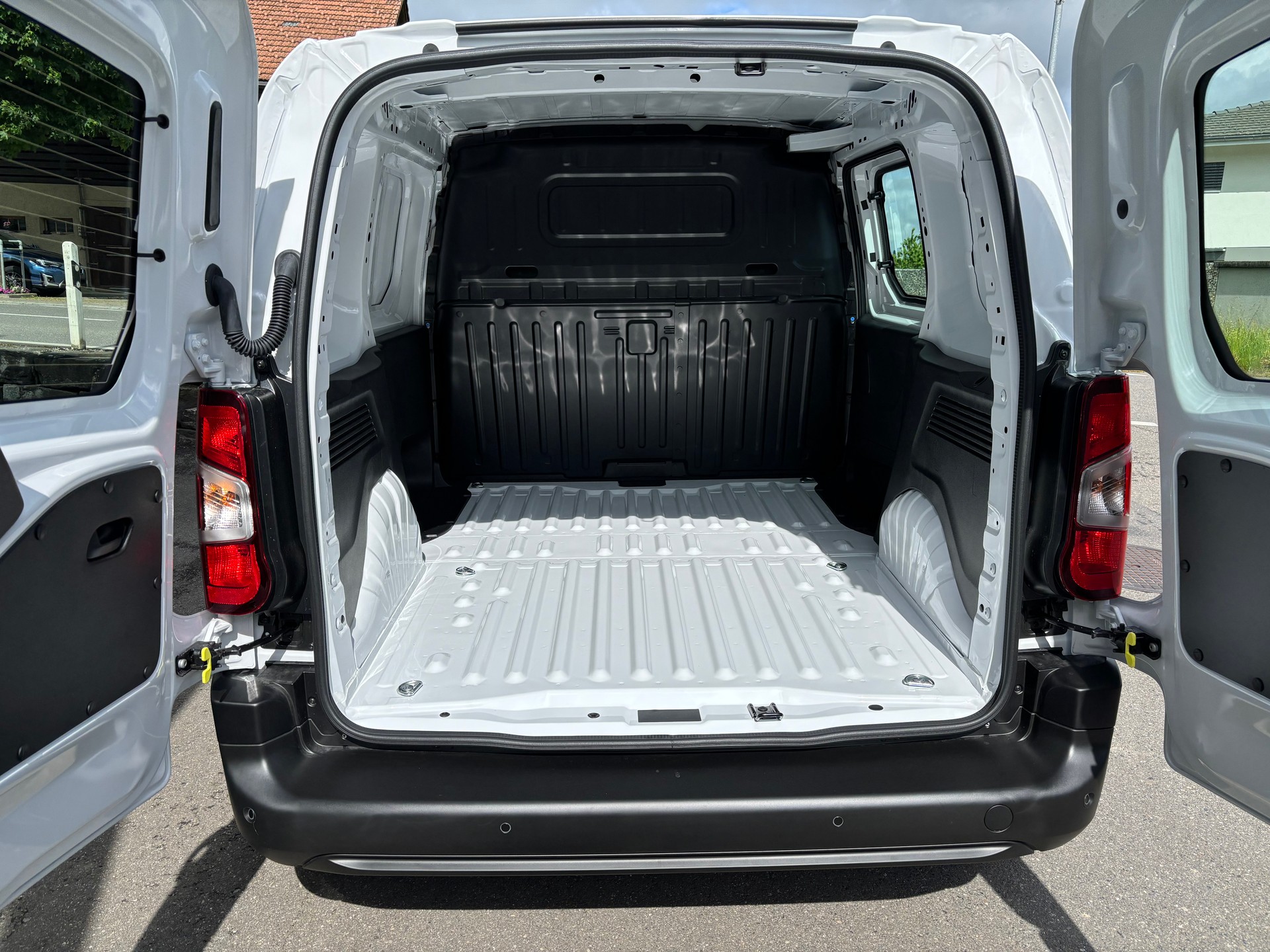 PEUGEOT Partner 1.5HDi Standard 650kg EAT8-image-4