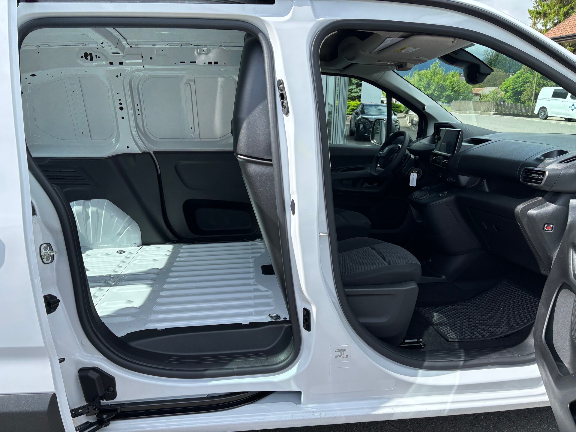 PEUGEOT Partner 1.5HDi Standard 650kg EAT8-image-5