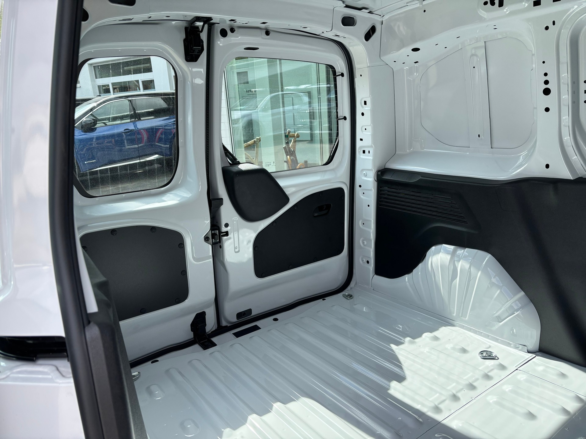 PEUGEOT Partner 1.5HDi Standard 650kg EAT8-image-6