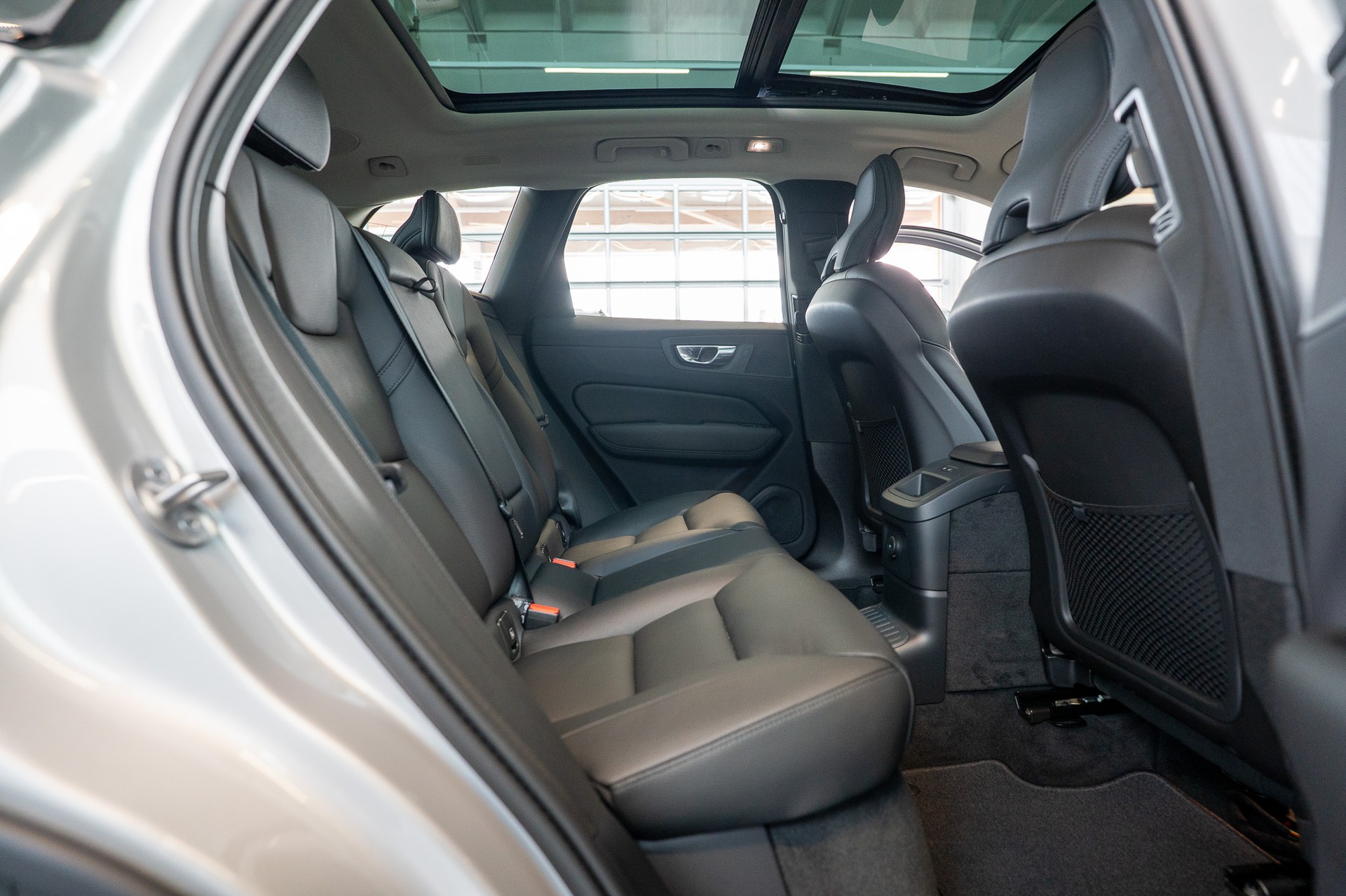 VOLVO XC60 2.0 T8 TE Ultra Dark eAWD / Panorama / HeadUp / Harman/Kardon-image-11