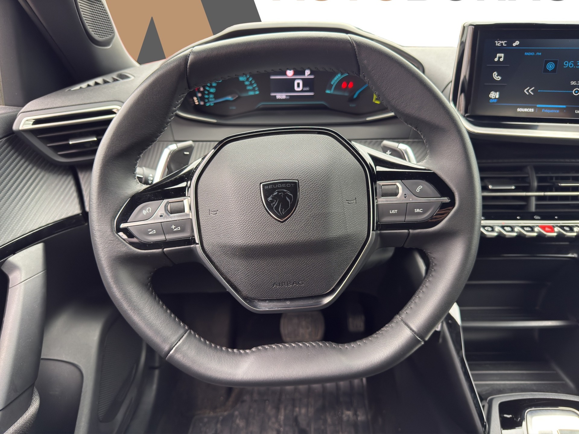 PEUGEOT 2008 1.2 Hybrid 145 Style-image-17