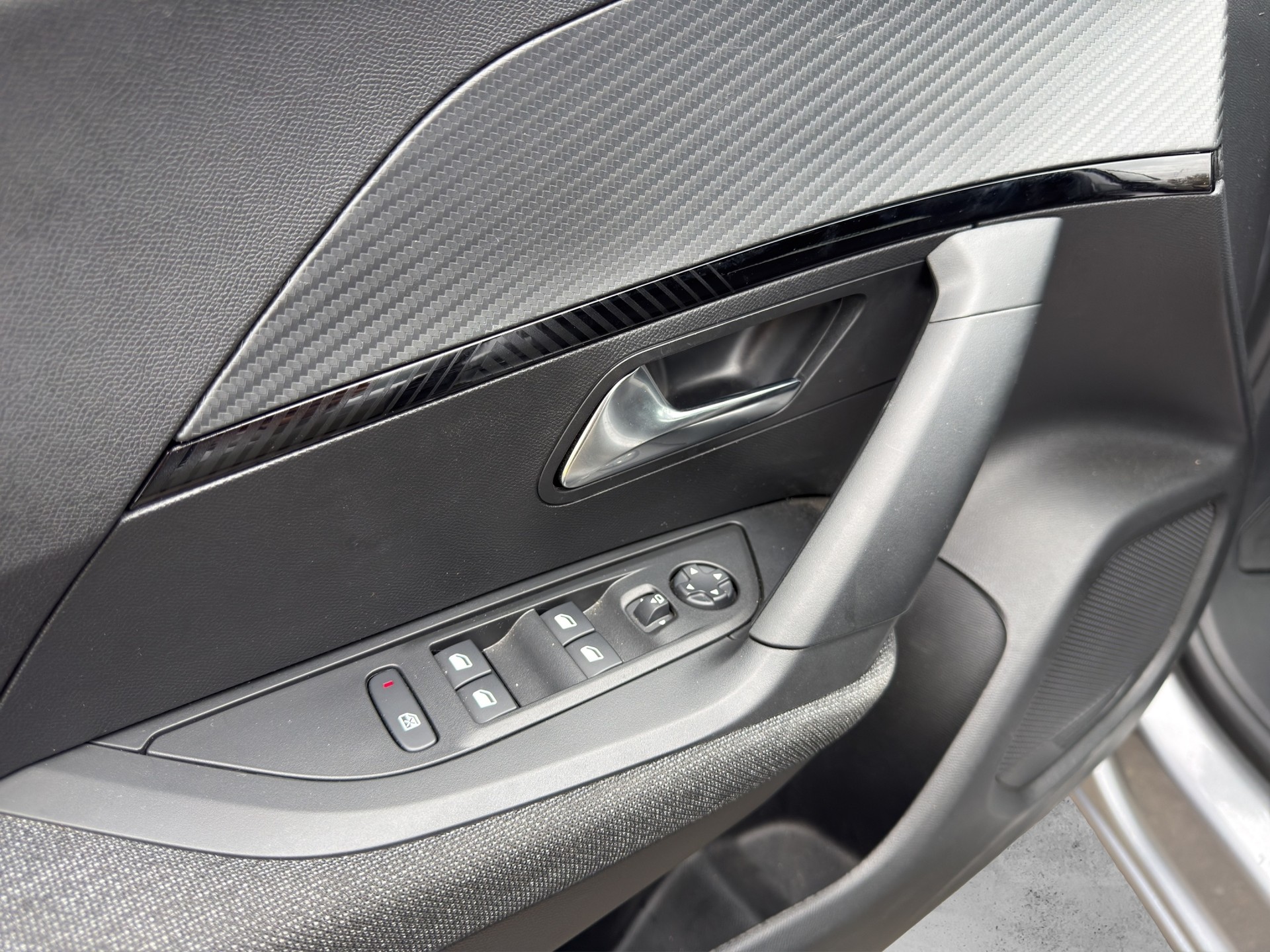 PEUGEOT 2008 1.2 Hybrid 145 Style-image-10